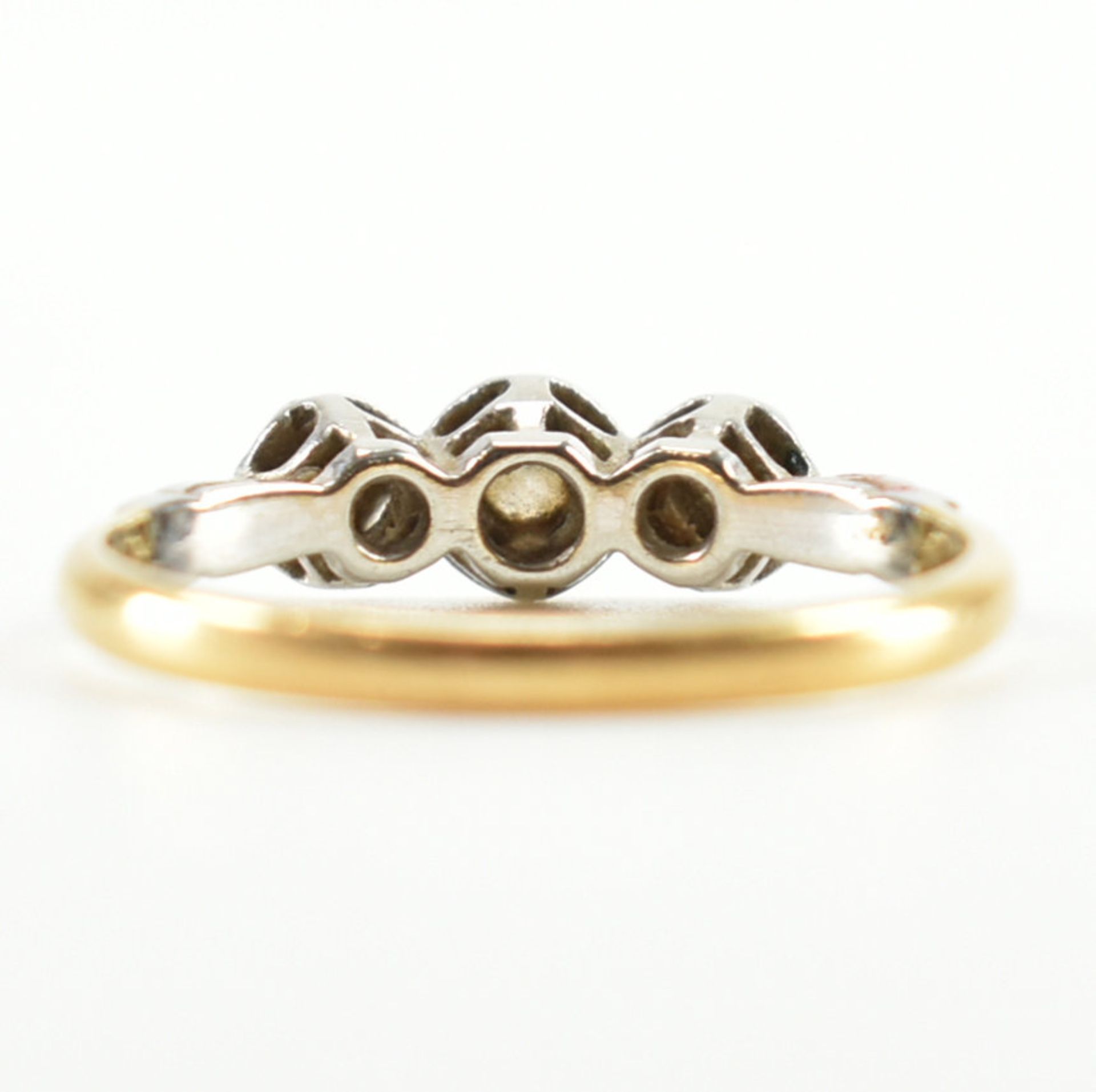 VINTAGE 18CT GOLD & DIAMOND 3 STONE RING - Image 5 of 9