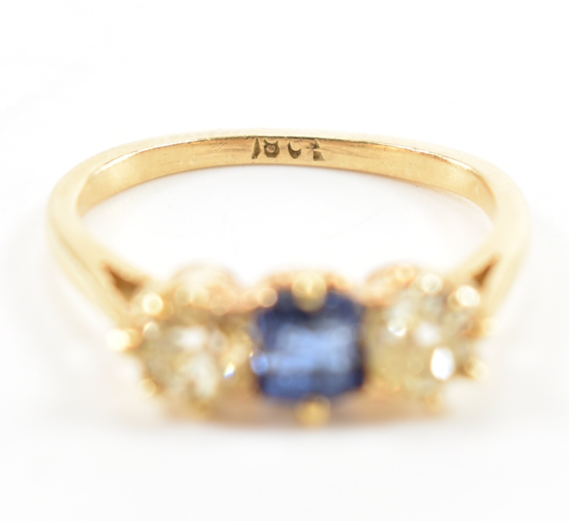 18CT GOLD THREE STONE SAPPHIRE & DIAMOND RING - Image 7 of 8