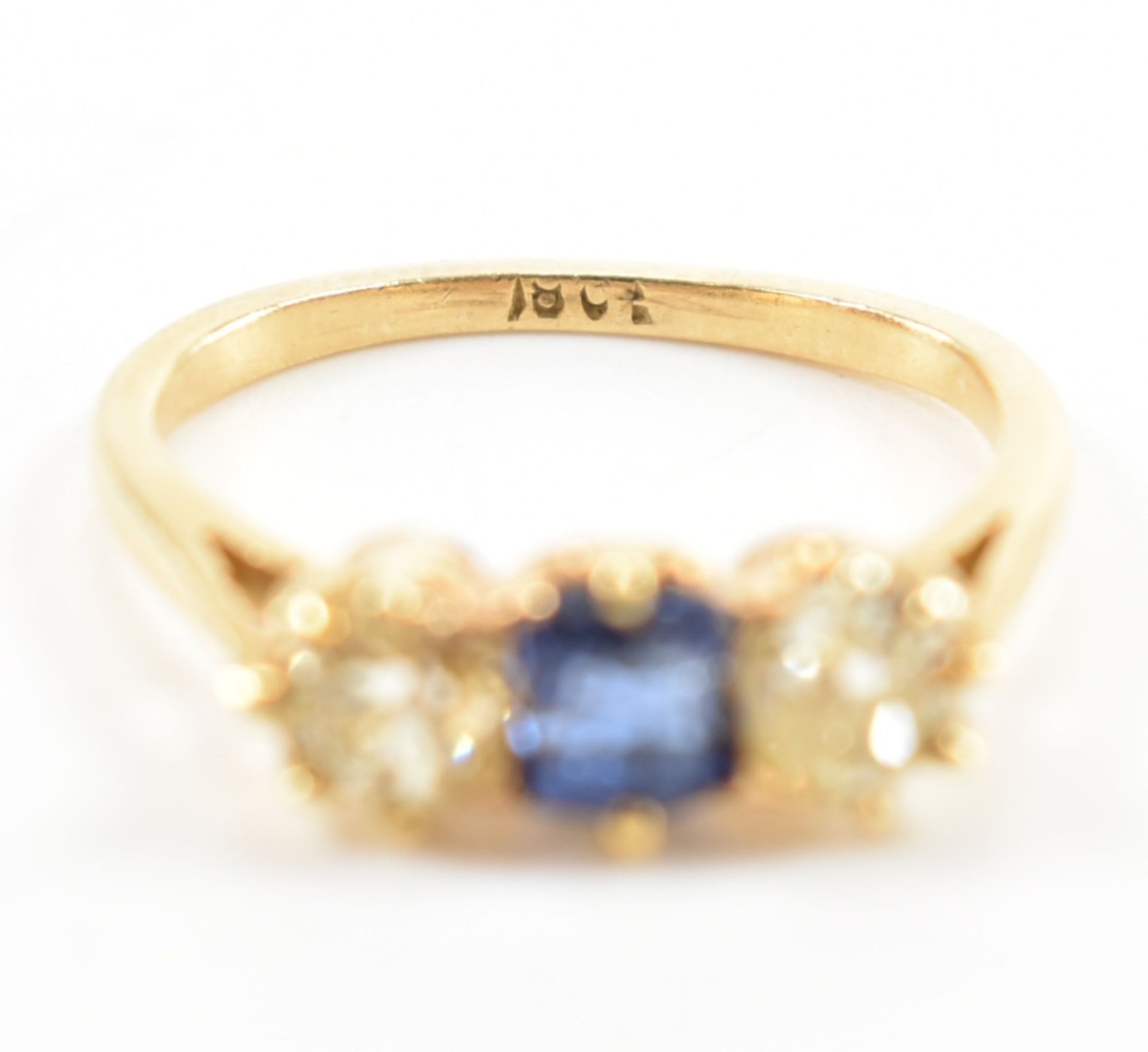 18CT GOLD THREE STONE SAPPHIRE & DIAMOND RING - Bild 7 aus 8