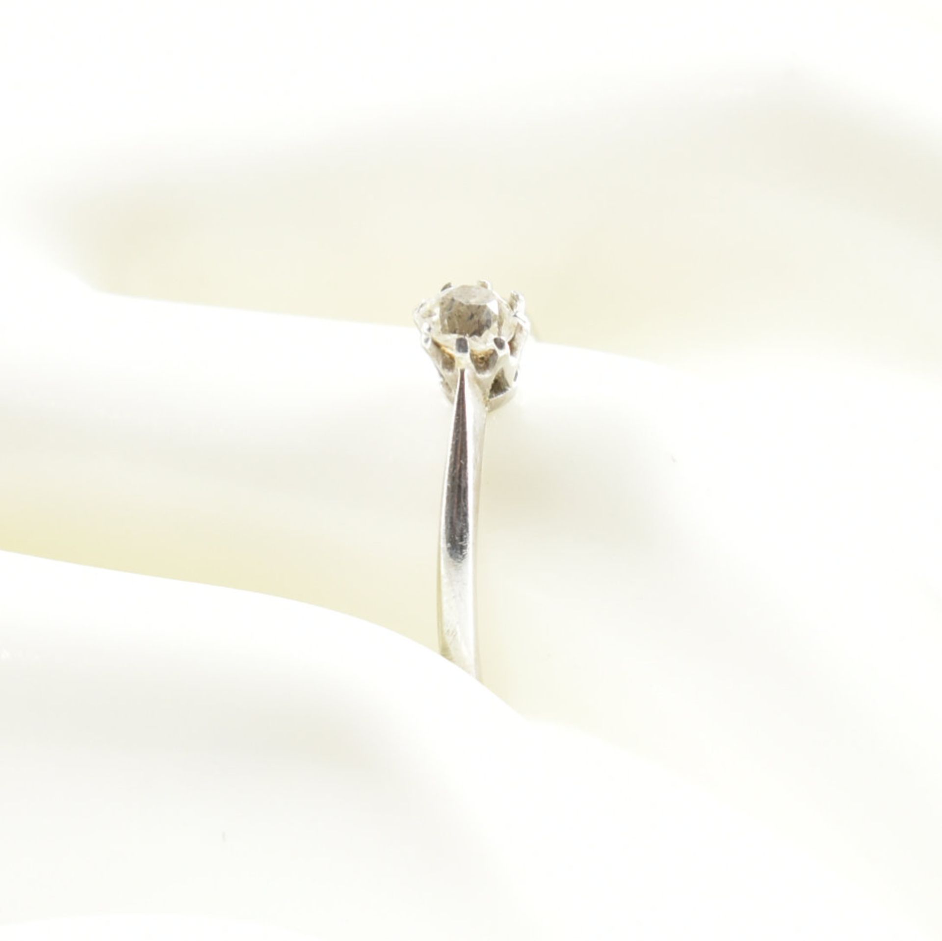 18CT WHITE GOLD & DIAMOND SOLITAIRE RING - Image 9 of 9