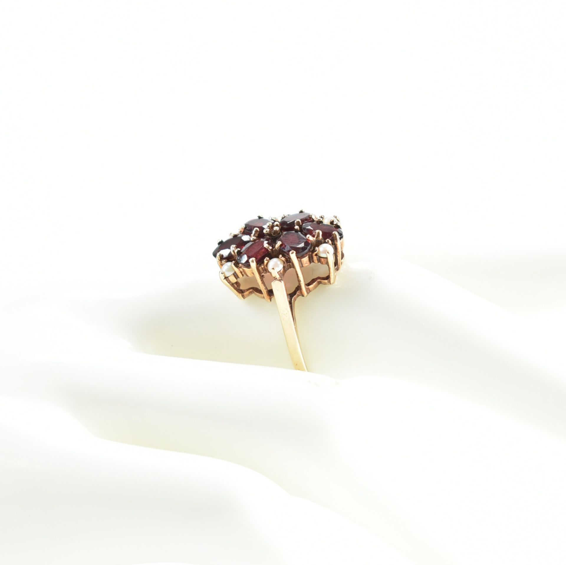 HALLMARKED 9CT GOLD GARNET & PEARL CLUSTER RING - Image 11 of 11