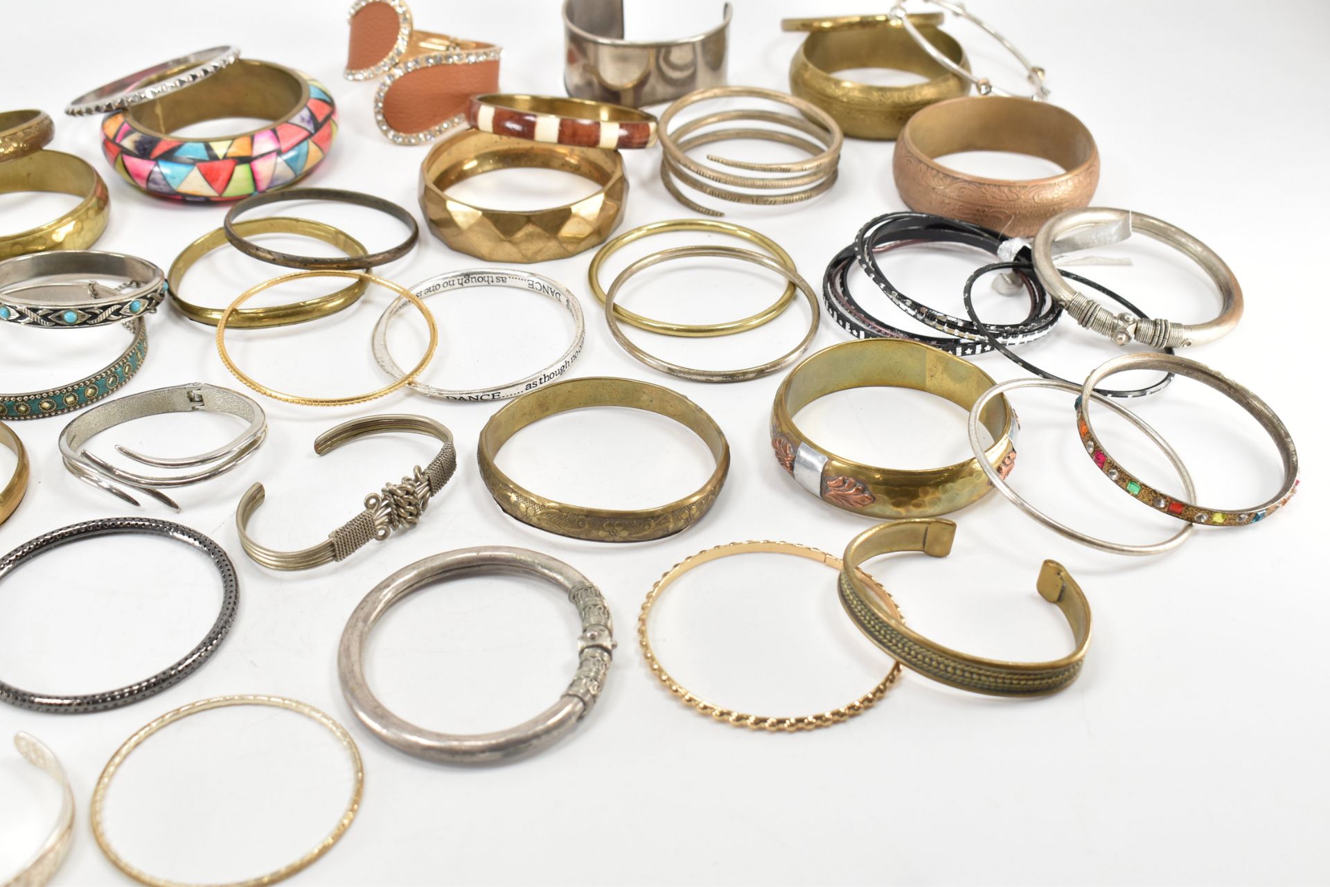 COLLECTION OF ASSORTED BANGLE BRACELETS - Bild 5 aus 7