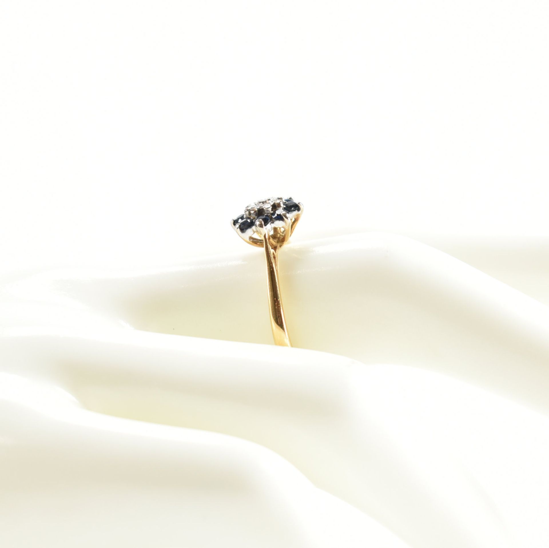 VINTAGE GOLD SAPPHIRE & DIAMOND CLUSTER RING - Image 8 of 8