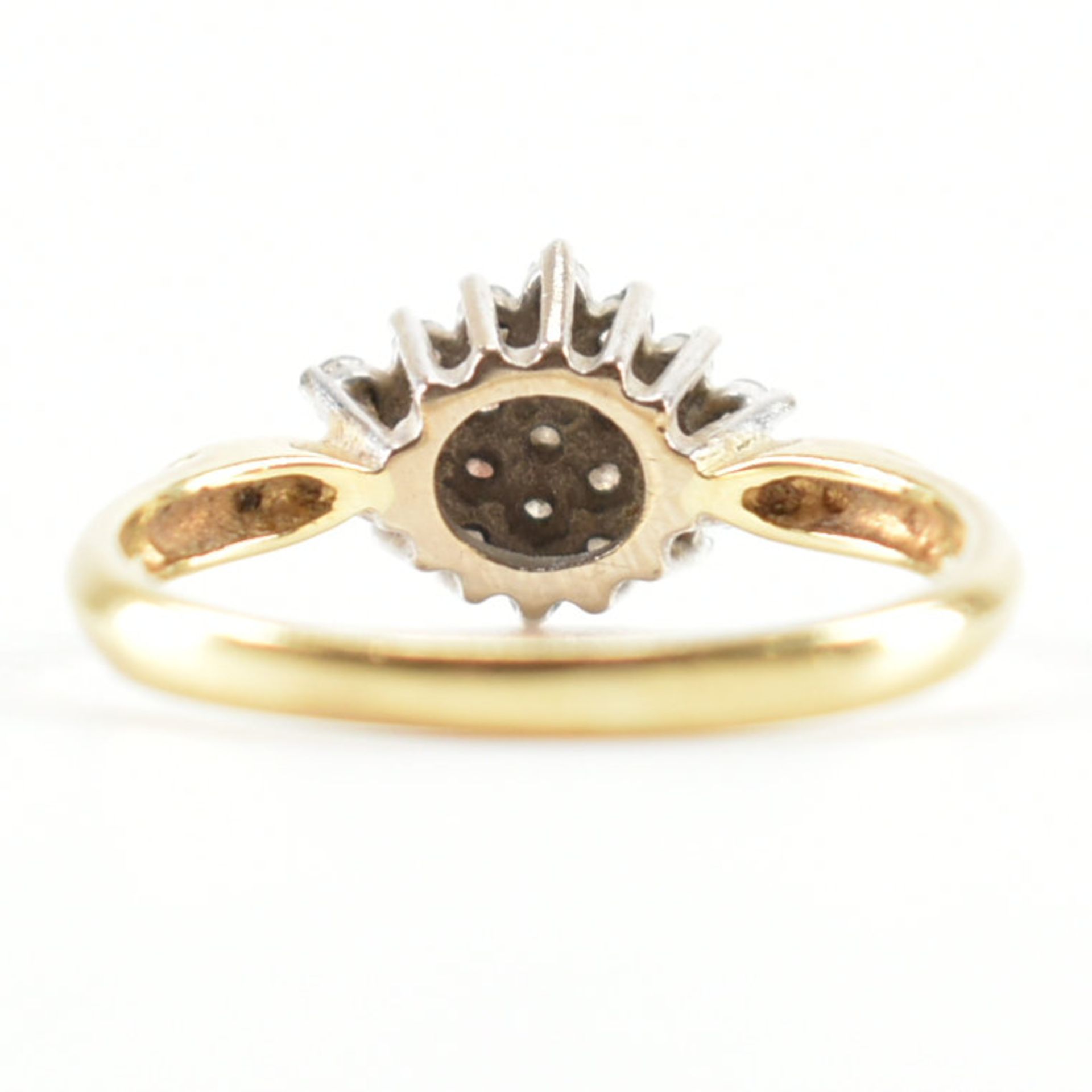 HALLMARKED 18CT GOLD & DIAMOND CLUSTER RING - Bild 4 aus 9