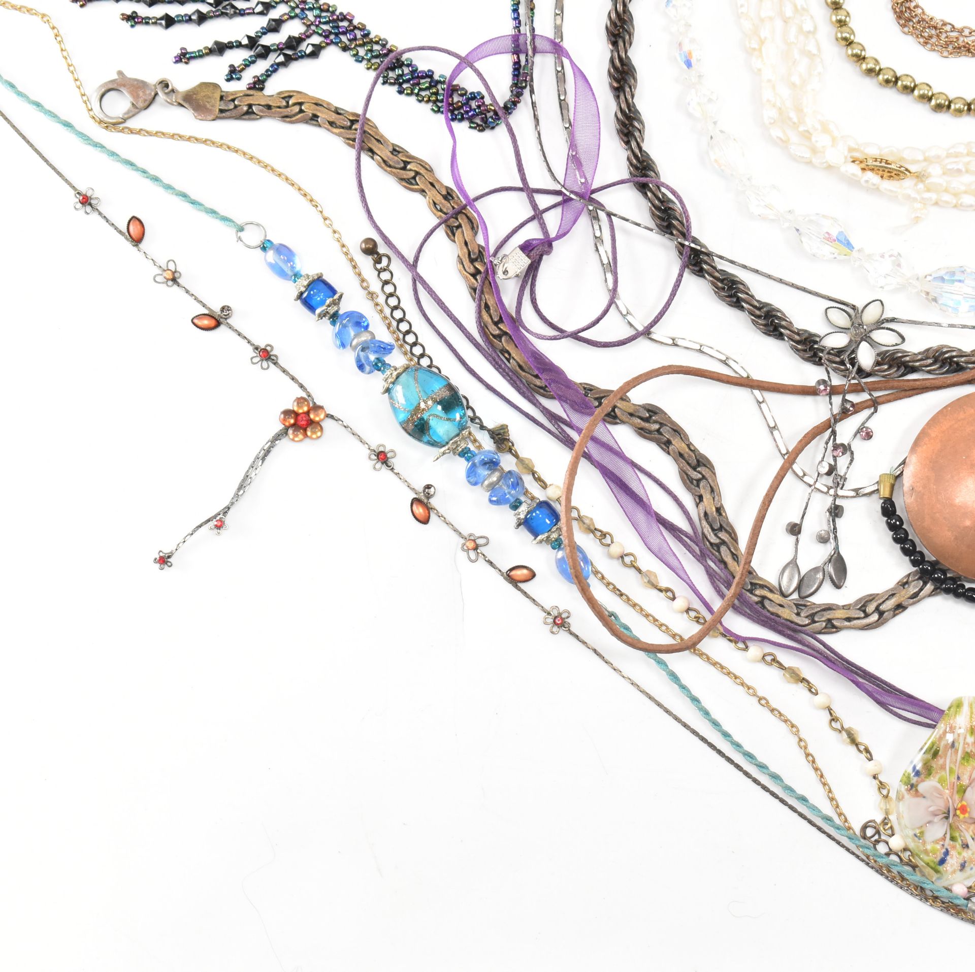 COLLECTION OF ASSORTED COSTUME JEWELLERY NECKLACES - Image 3 of 12