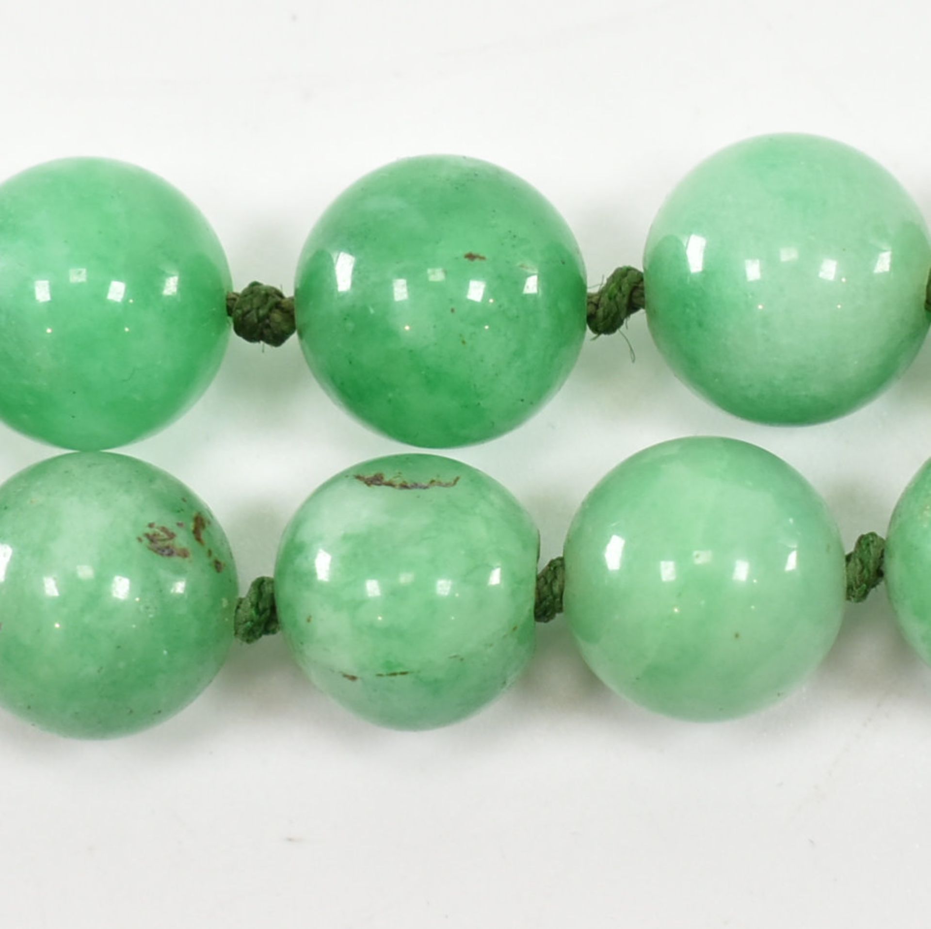 TWO VINTAGE STRINGS OF JADE & GREEN STONE BEADS - Image 4 of 4