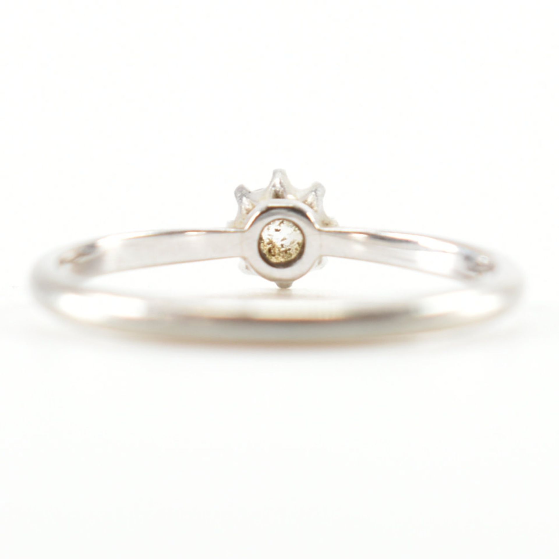 18CT WHITE GOLD & DIAMOND SOLITAIRE RING - Image 5 of 9
