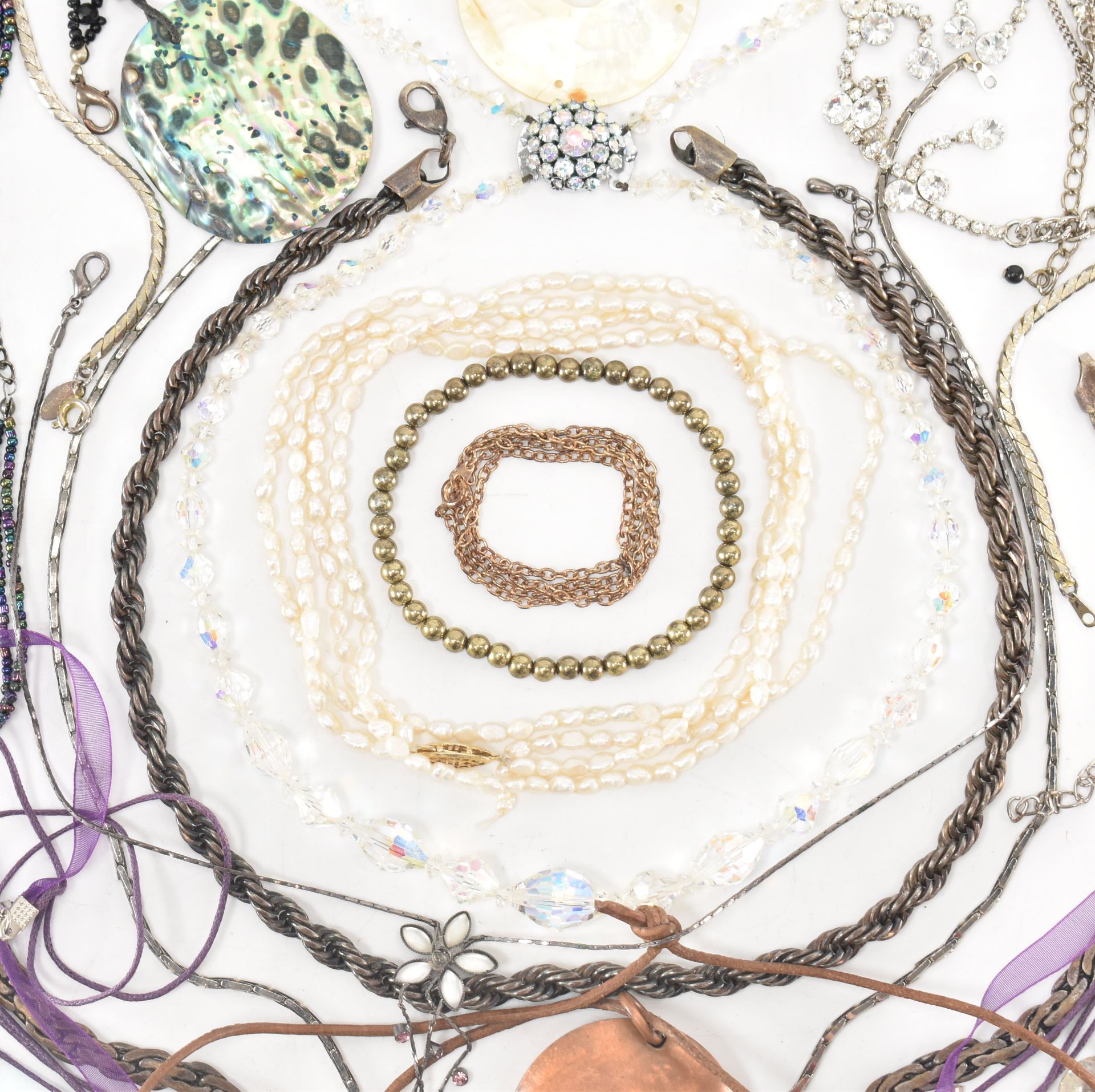 COLLECTION OF ASSORTED COSTUME JEWELLERY NECKLACES - Image 6 of 12