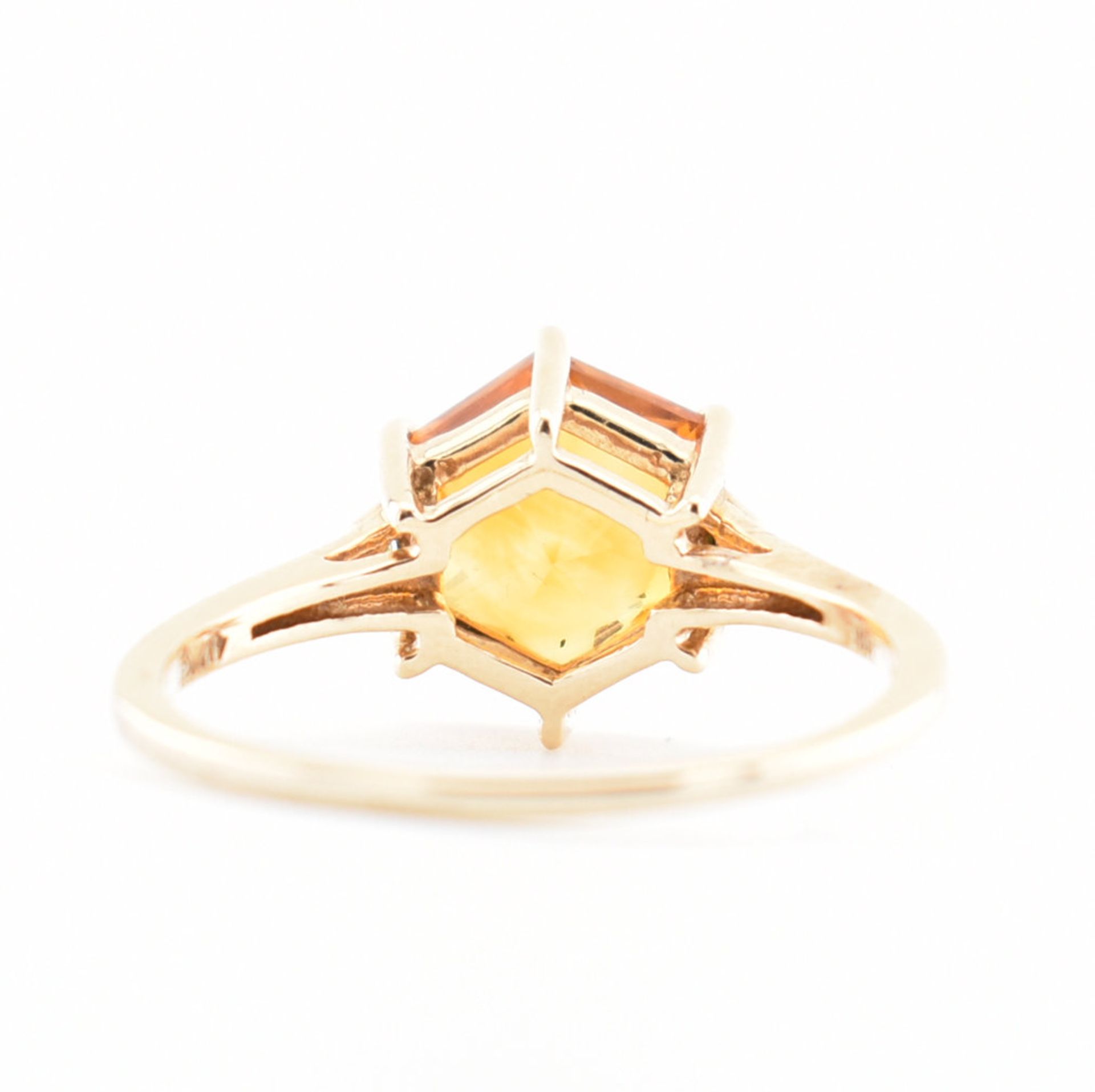 HALLMARKED GOLD CITRINE & GREEN STONE RING - Image 4 of 8