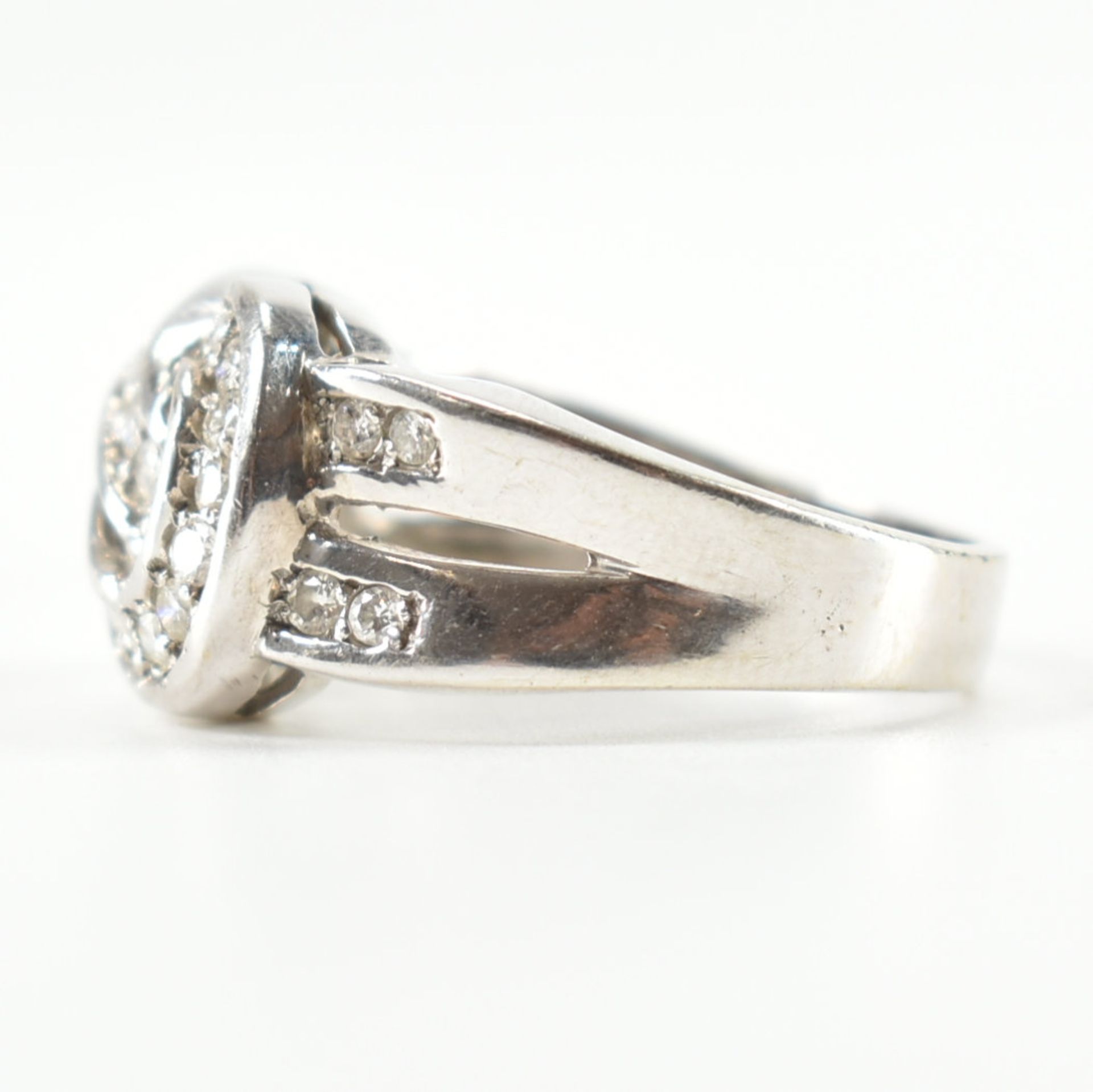 HALLMARKED 9CT WHITE GOLD & DIAMOND KNOT RING - Image 2 of 8