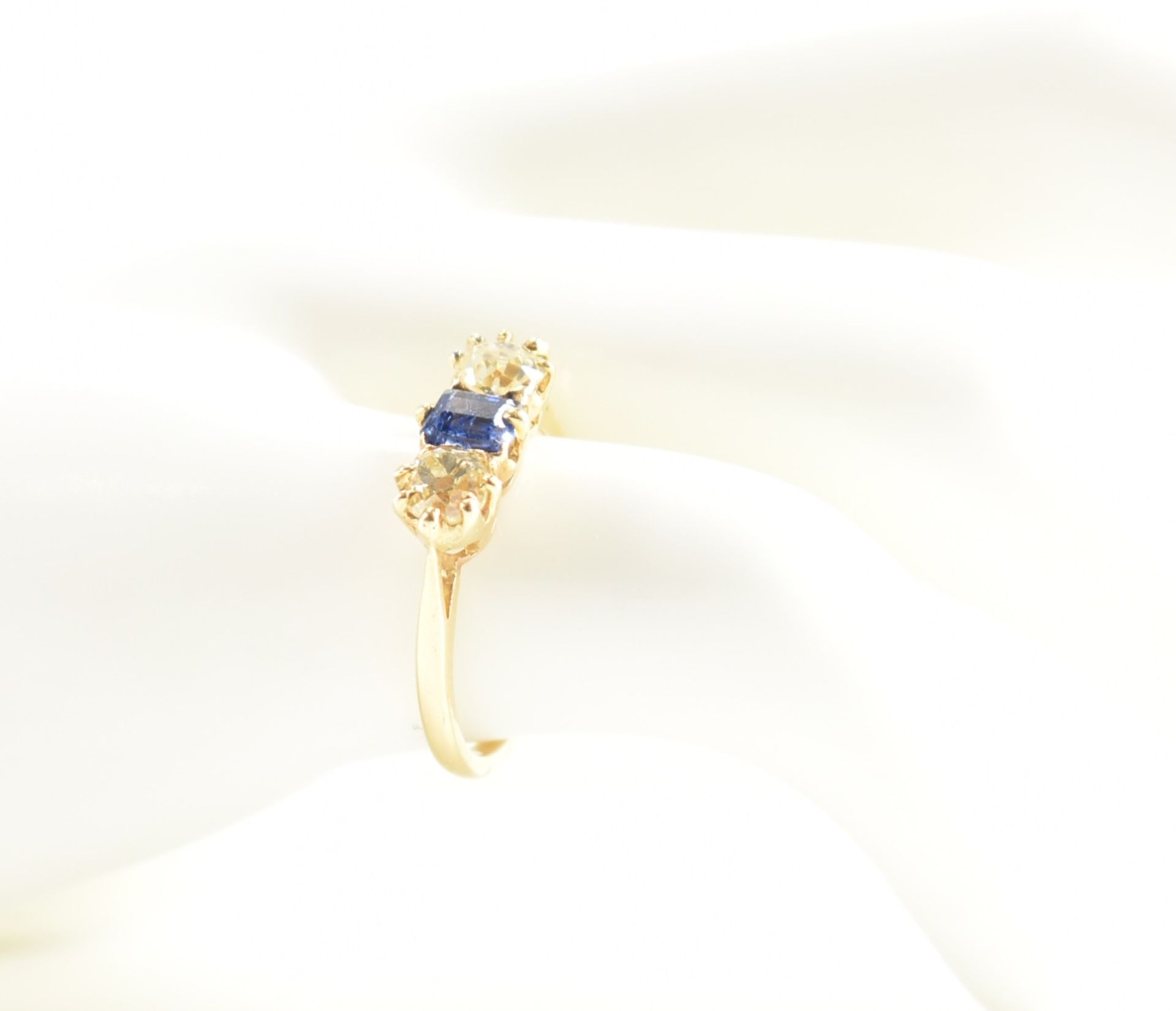 18CT GOLD THREE STONE SAPPHIRE & DIAMOND RING - Bild 8 aus 8