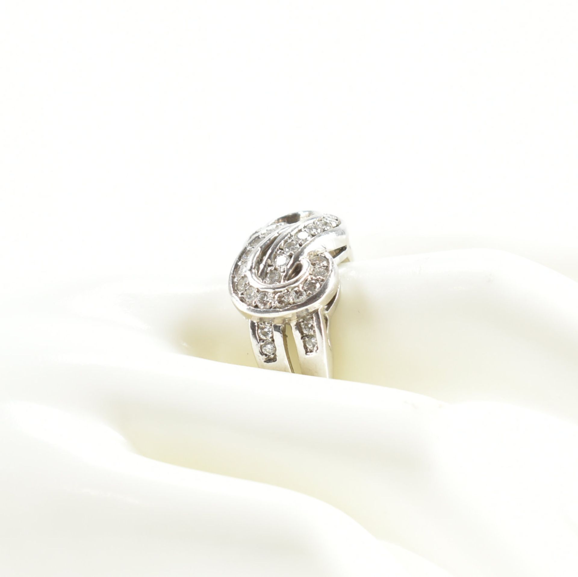 HALLMARKED 9CT WHITE GOLD & DIAMOND KNOT RING - Image 8 of 8