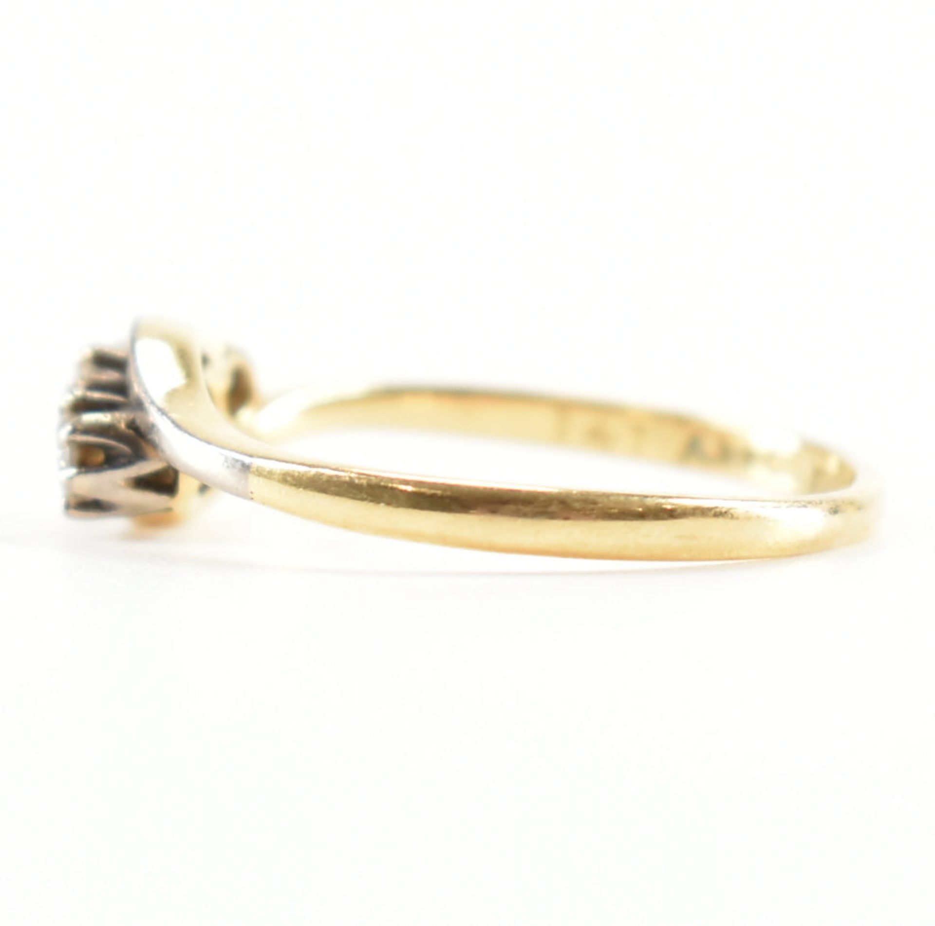 18CT GOLD & DIAMOND THREE STONE RING - Image 2 of 8