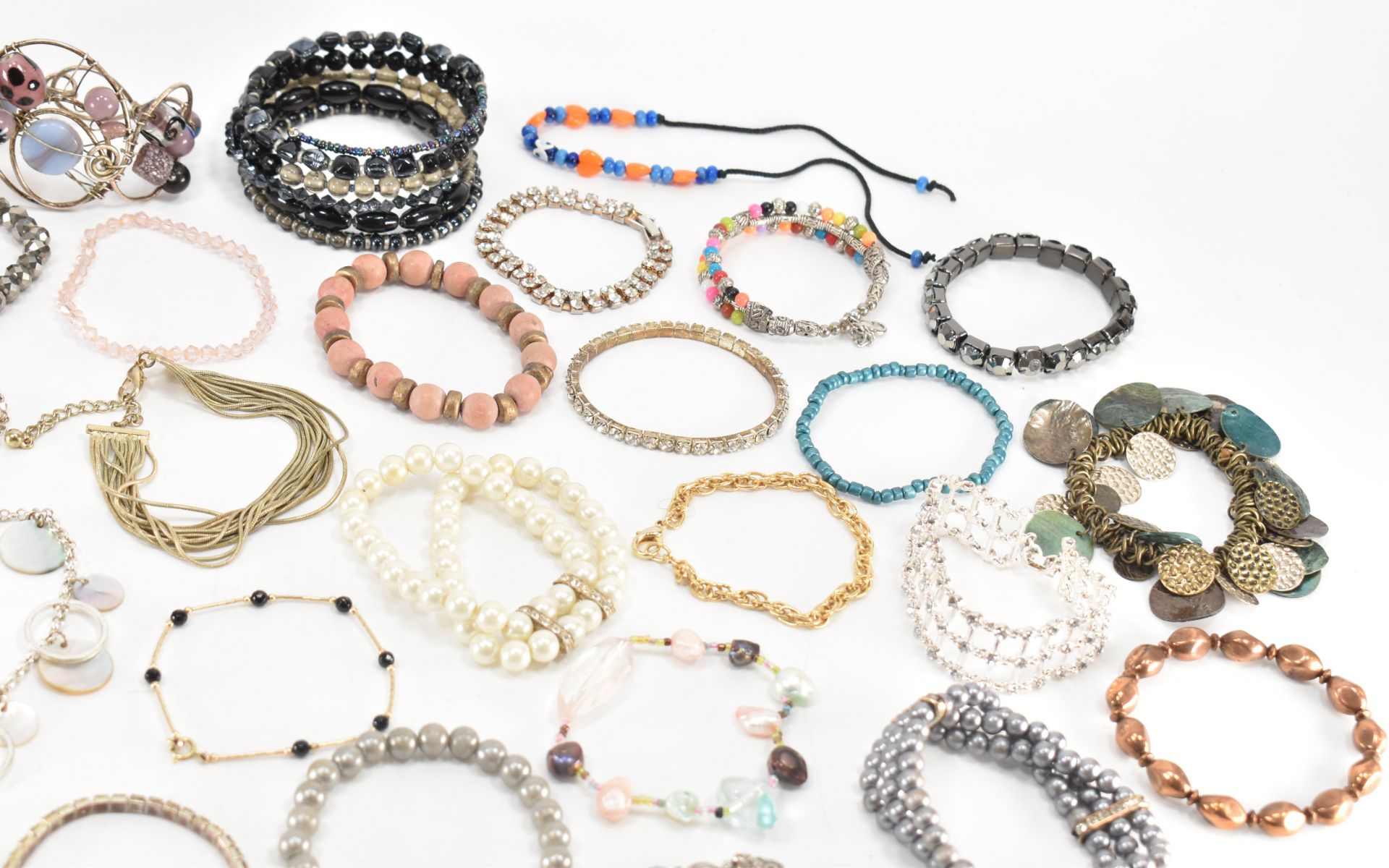 COLLECTION OF ASSORTED COSTUME JEWELLERY BRACELETS - Bild 4 aus 13