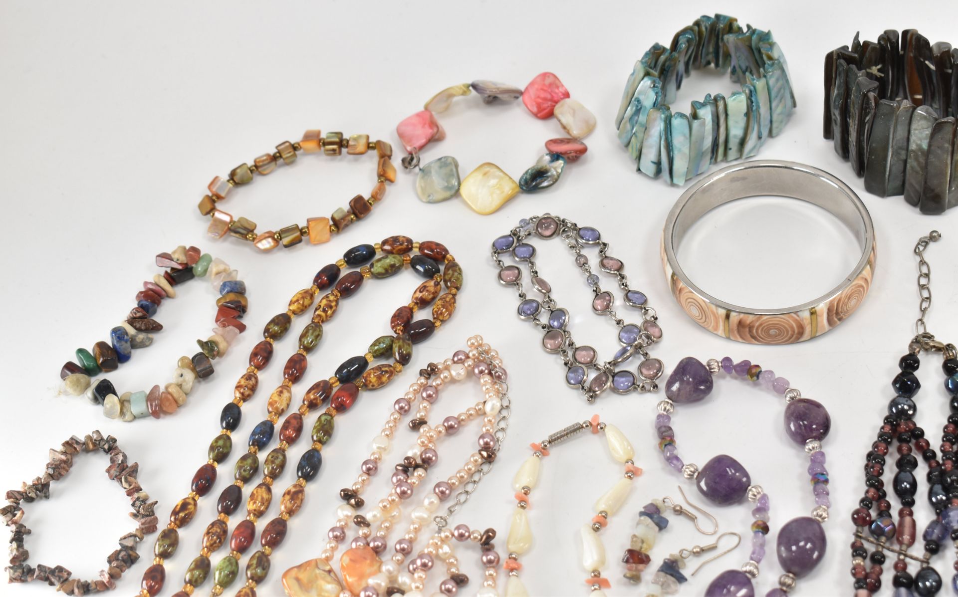 COLLECTION OF ASSORTED STONE & SHELL JEWELLERY - Bild 2 aus 5