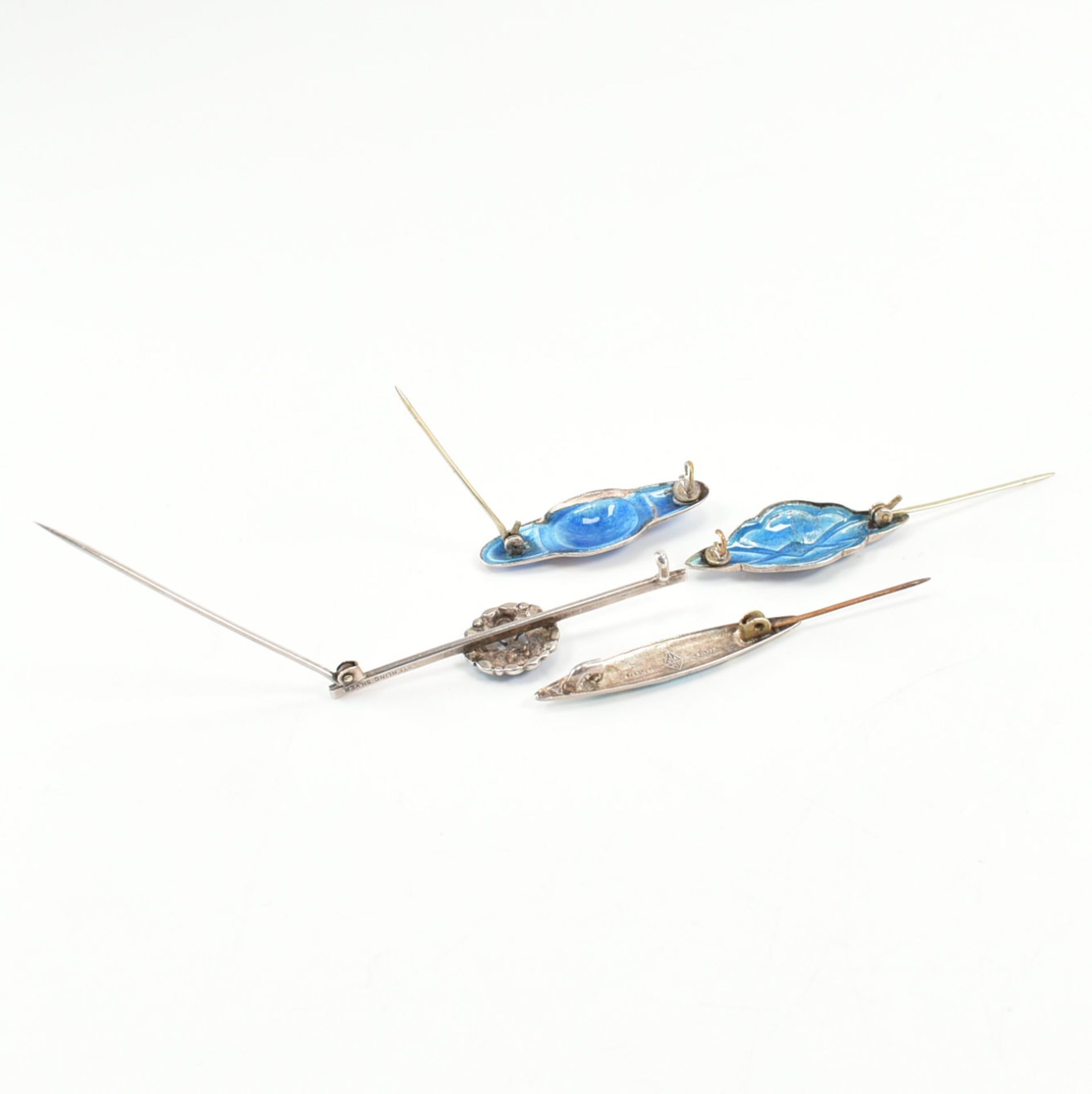 FOUR EARLY 20TH CENTURY SILVER & ENAMEL BROOCH PINS - Image 6 of 8