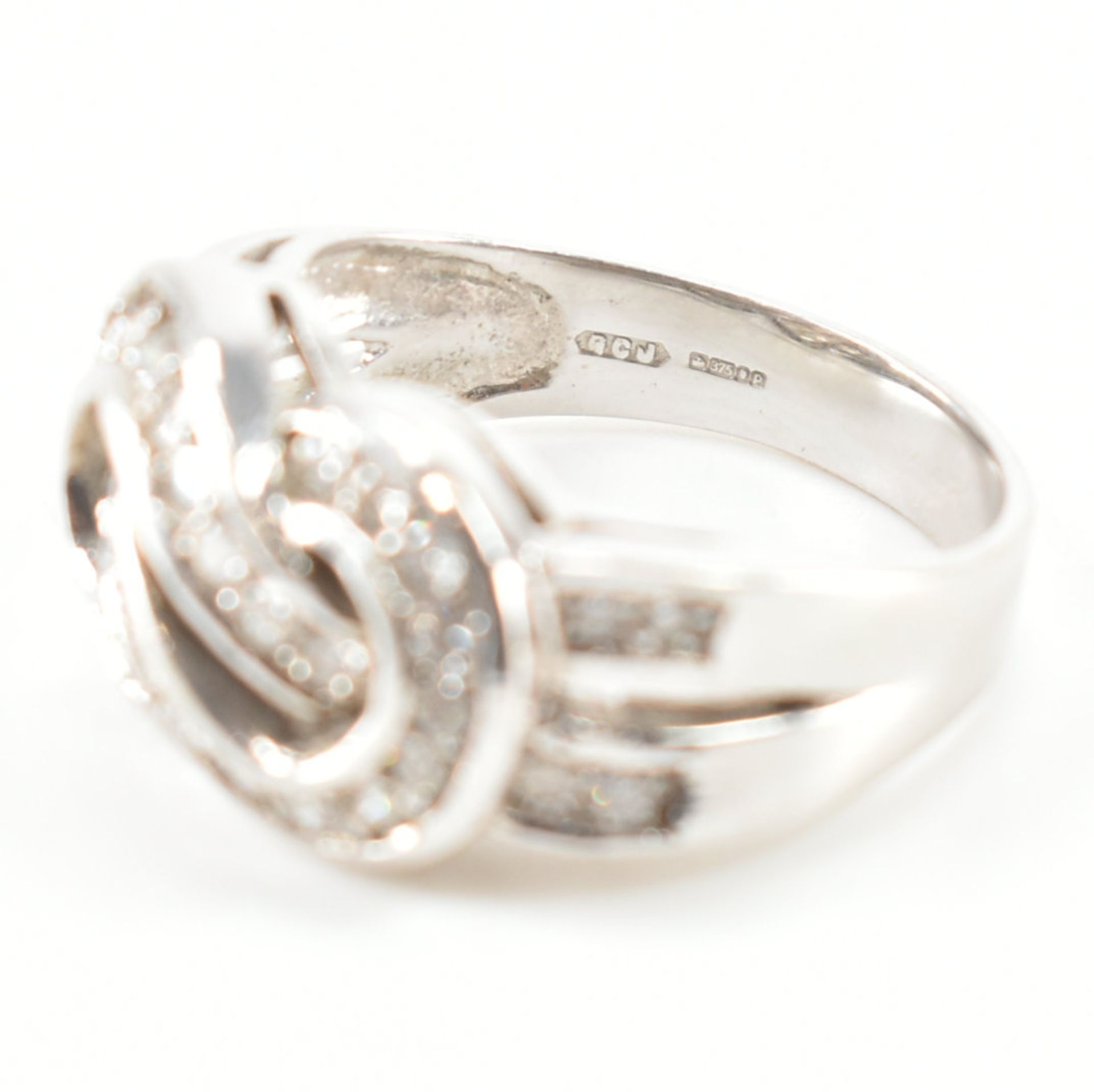 HALLMARKED 9CT WHITE GOLD & DIAMOND KNOT RING - Image 7 of 8