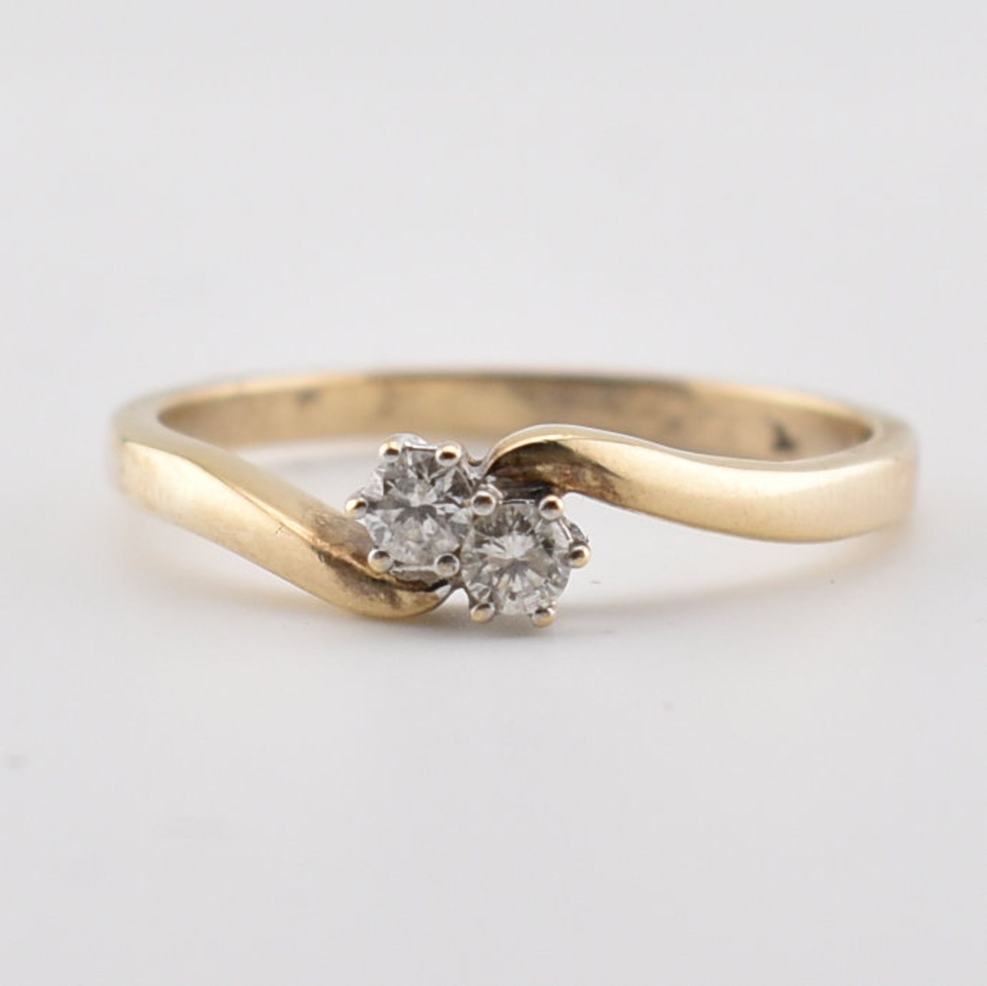 HALLMARKED 18CT GOLD & DIAMOND CROSSOVER RING - Image 2 of 5