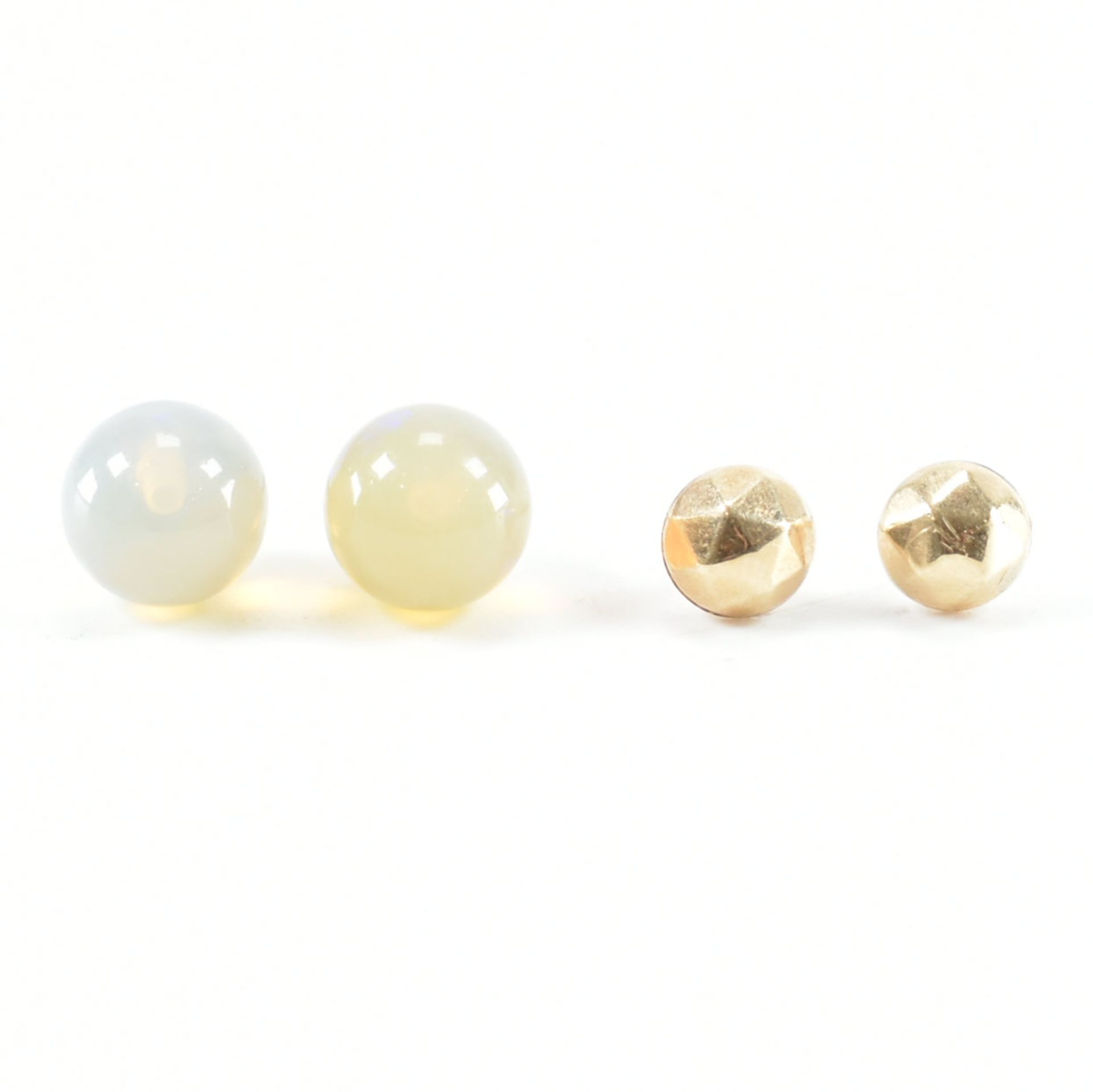 TWO PAIRS OF 9CT GOLD STUD EARRINGS - Bild 3 aus 6