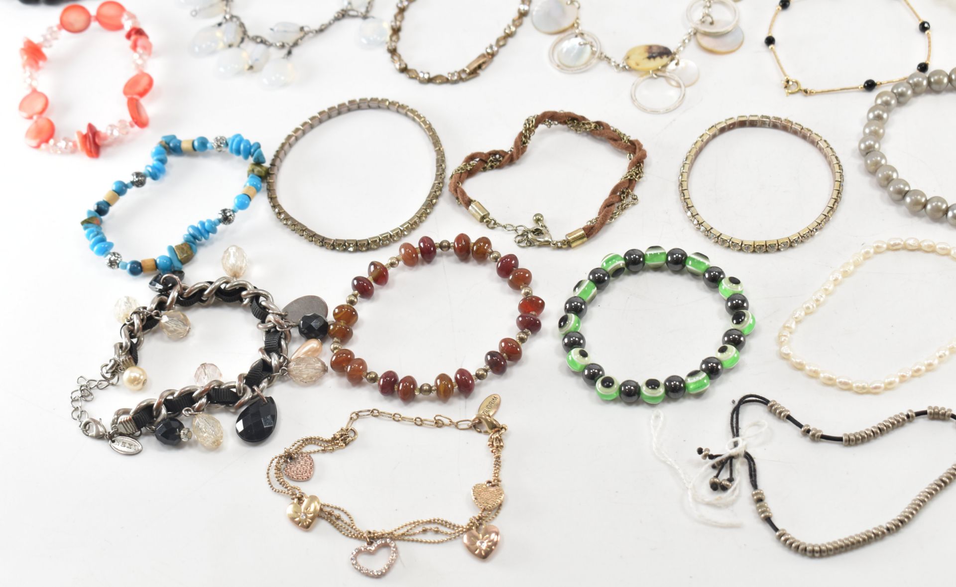 COLLECTION OF ASSORTED COSTUME JEWELLERY BRACELETS - Bild 6 aus 13