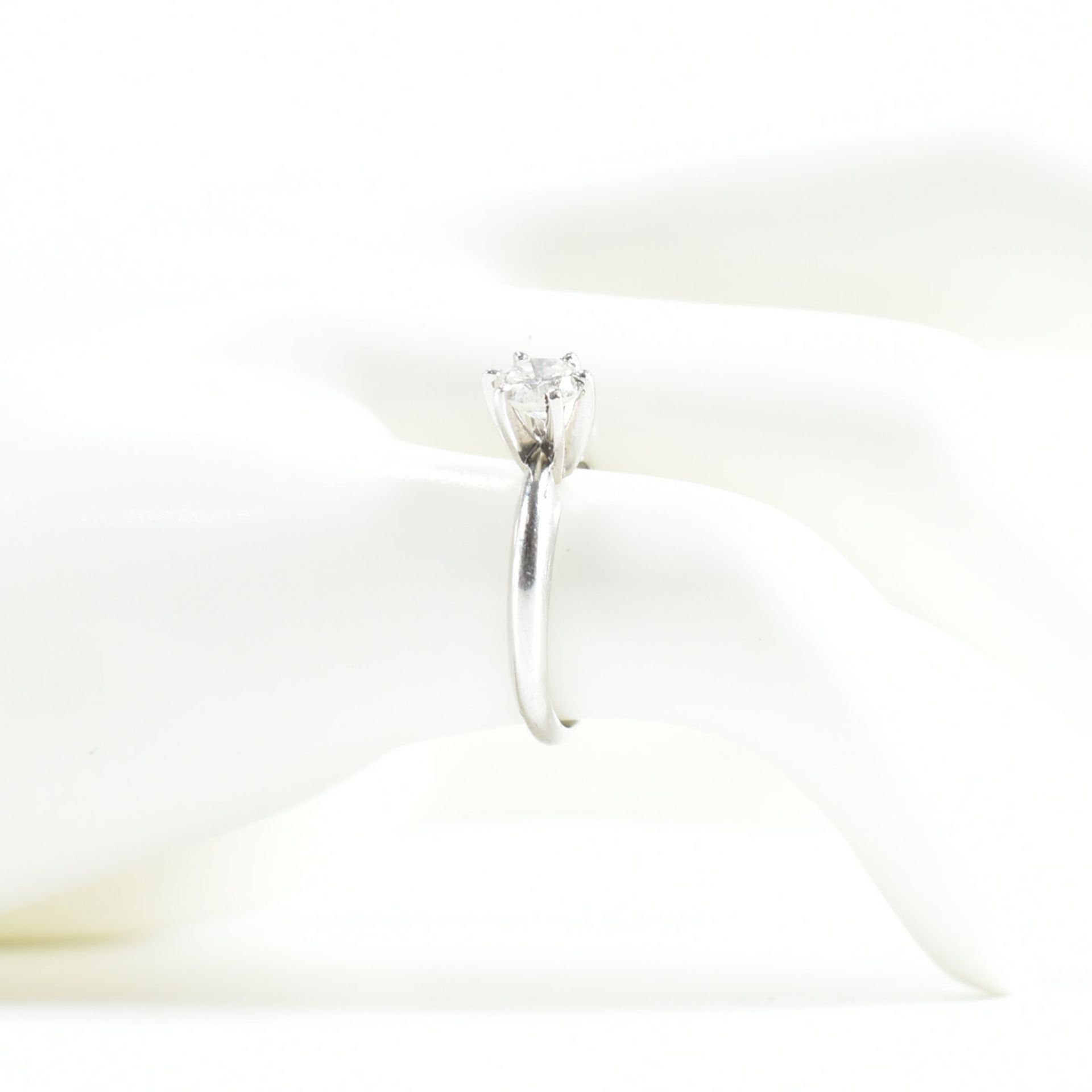 900 PLATINUM & DIAMOND SOLITAIRE RING - Image 9 of 9