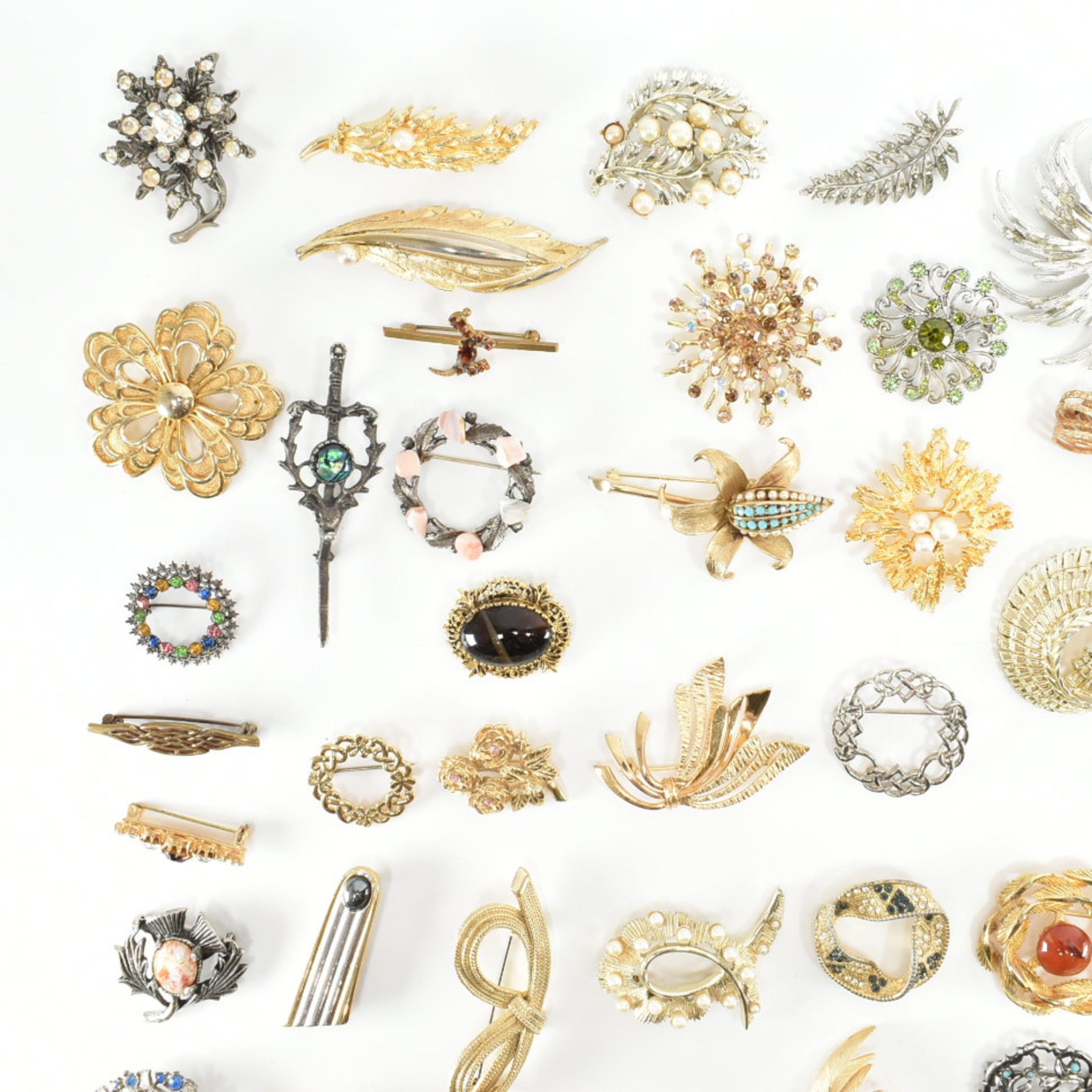 COLLECTION OF ASSORTED COSTUME JEWELLERY BROOCH PINS - Bild 7 aus 8