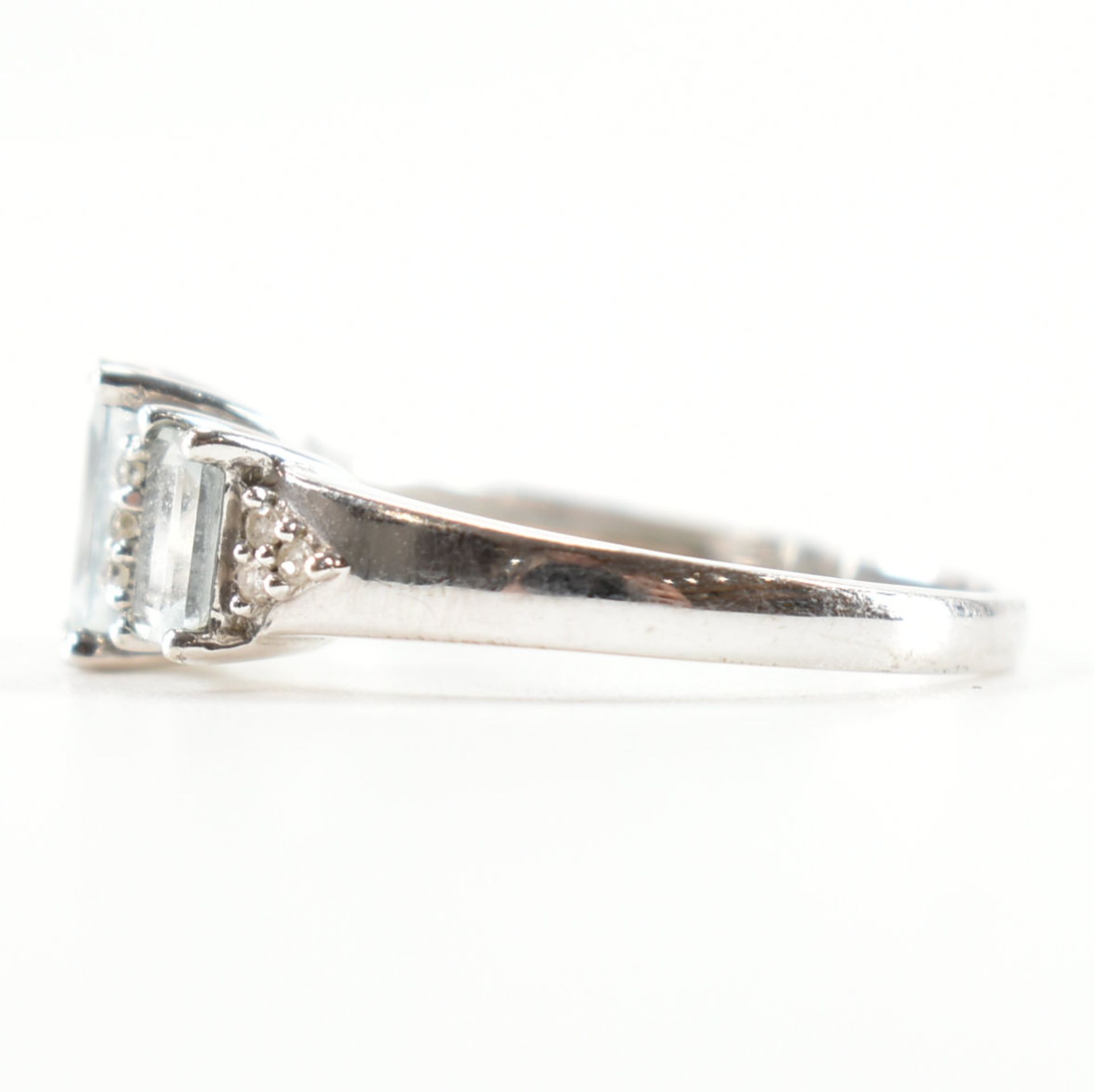 HALLMARKED 9CT WHITE GOLD AQUAMARINE & DIAMOND RING - Image 2 of 10