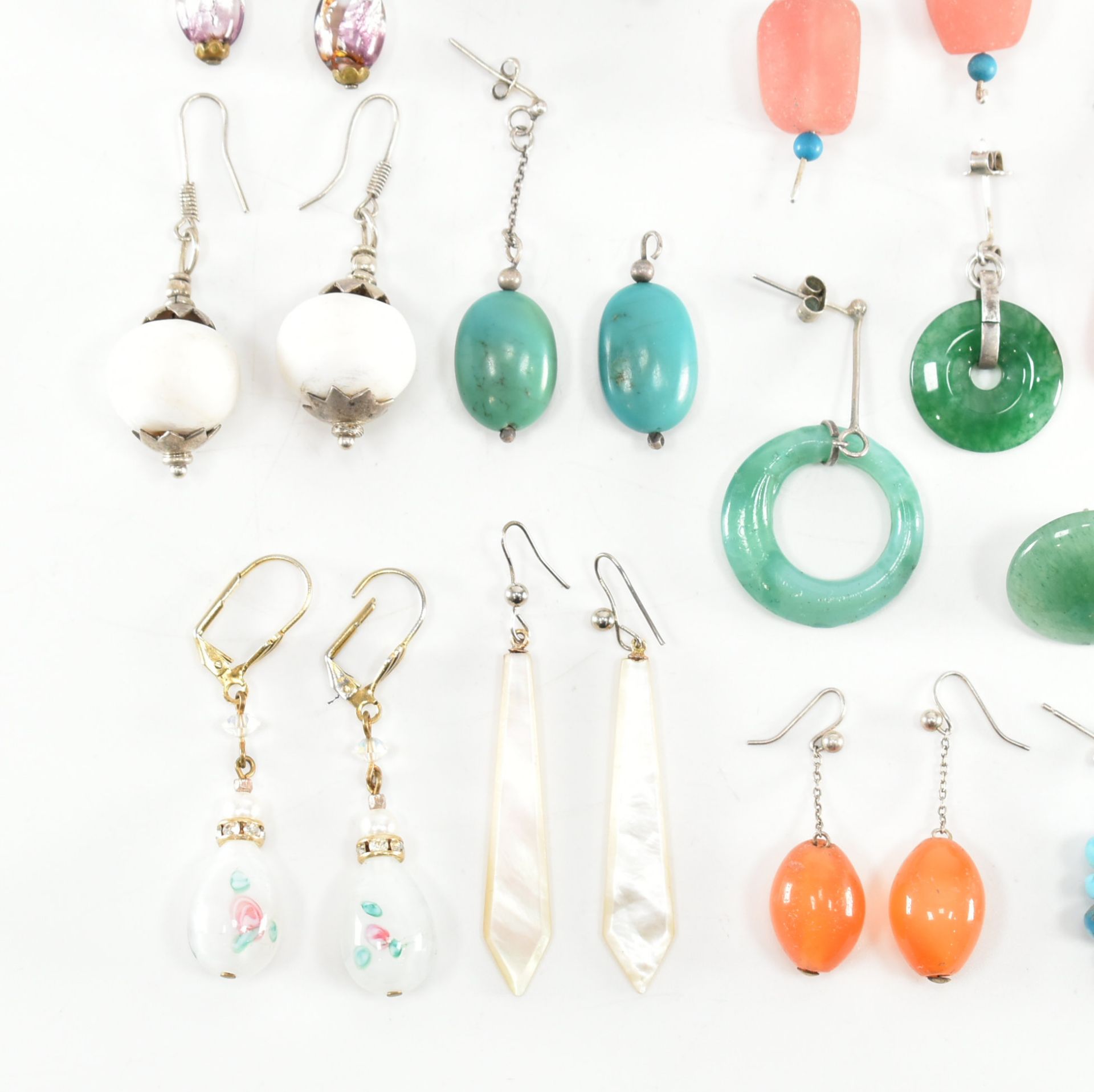 COLLECTION OF ASSORTED STONE & BEAD EARRINGS - Image 5 of 11