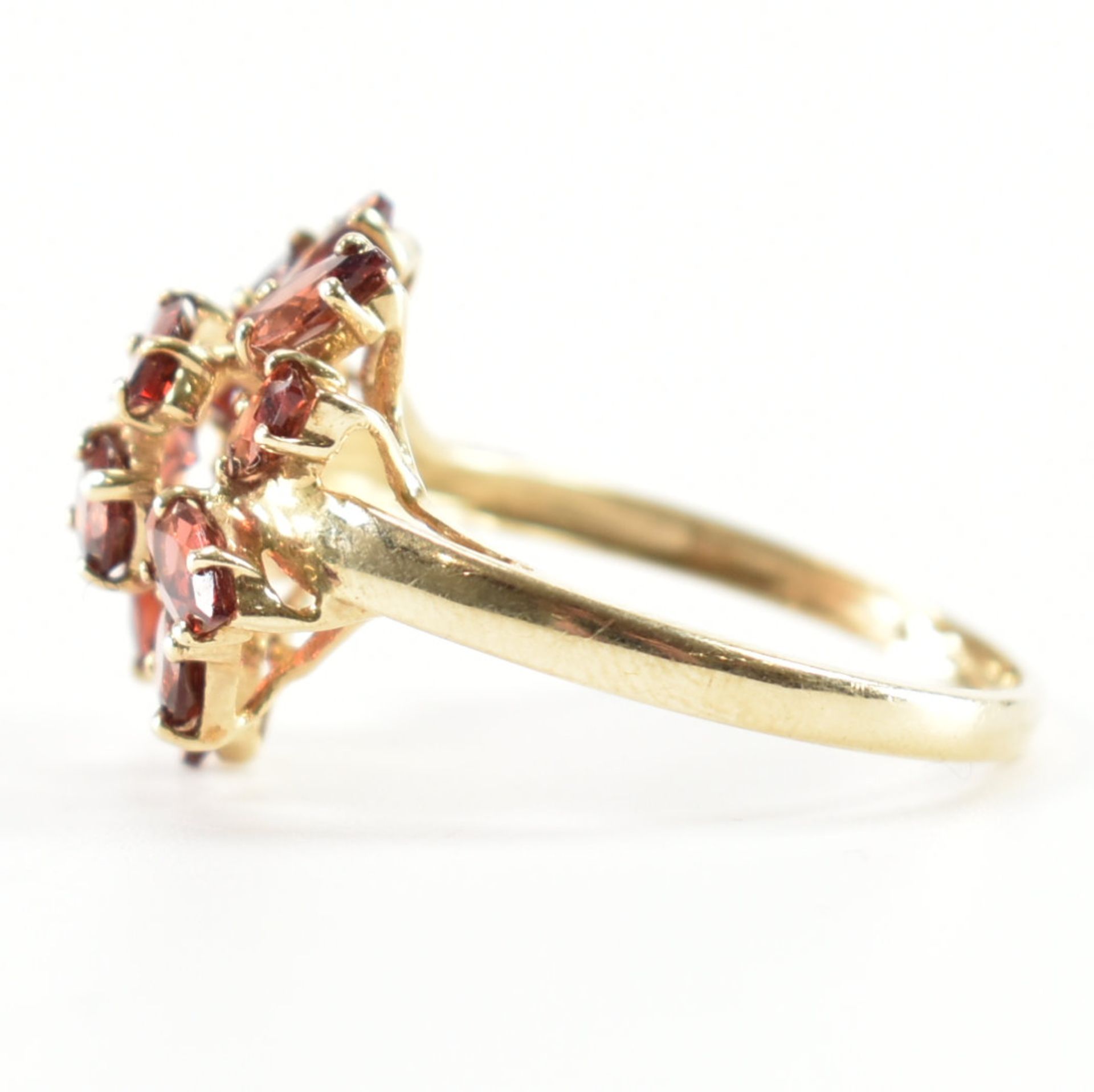 HALLMARKED 9CT GOLD & GARNET CLUSTER RING - Bild 2 aus 10