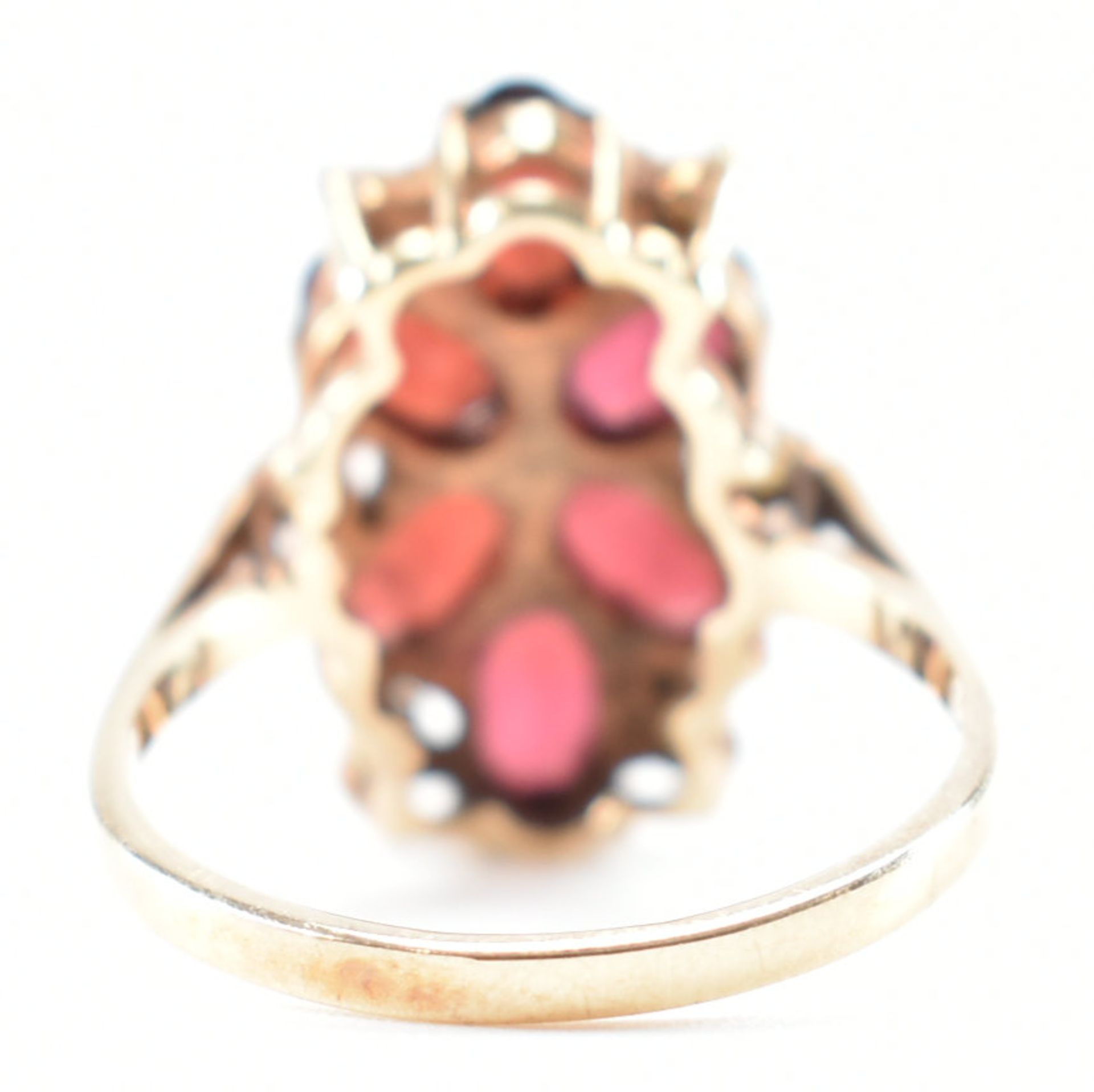 HALLMARKED 9CT GOLD GARNET & PEARL CLUSTER RING - Image 3 of 11