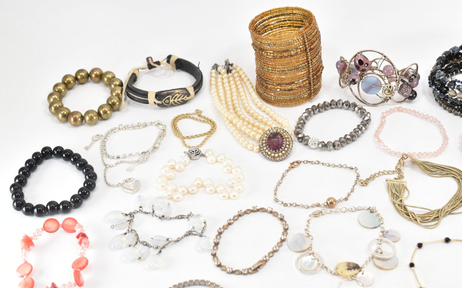 COLLECTION OF ASSORTED COSTUME JEWELLERY BRACELETS - Bild 3 aus 13