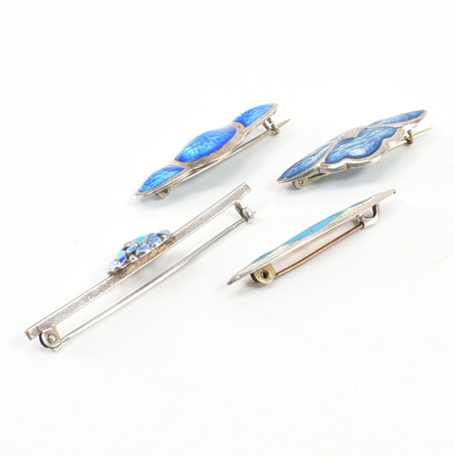 FOUR EARLY 20TH CENTURY SILVER & ENAMEL BROOCH PINS - Image 4 of 8