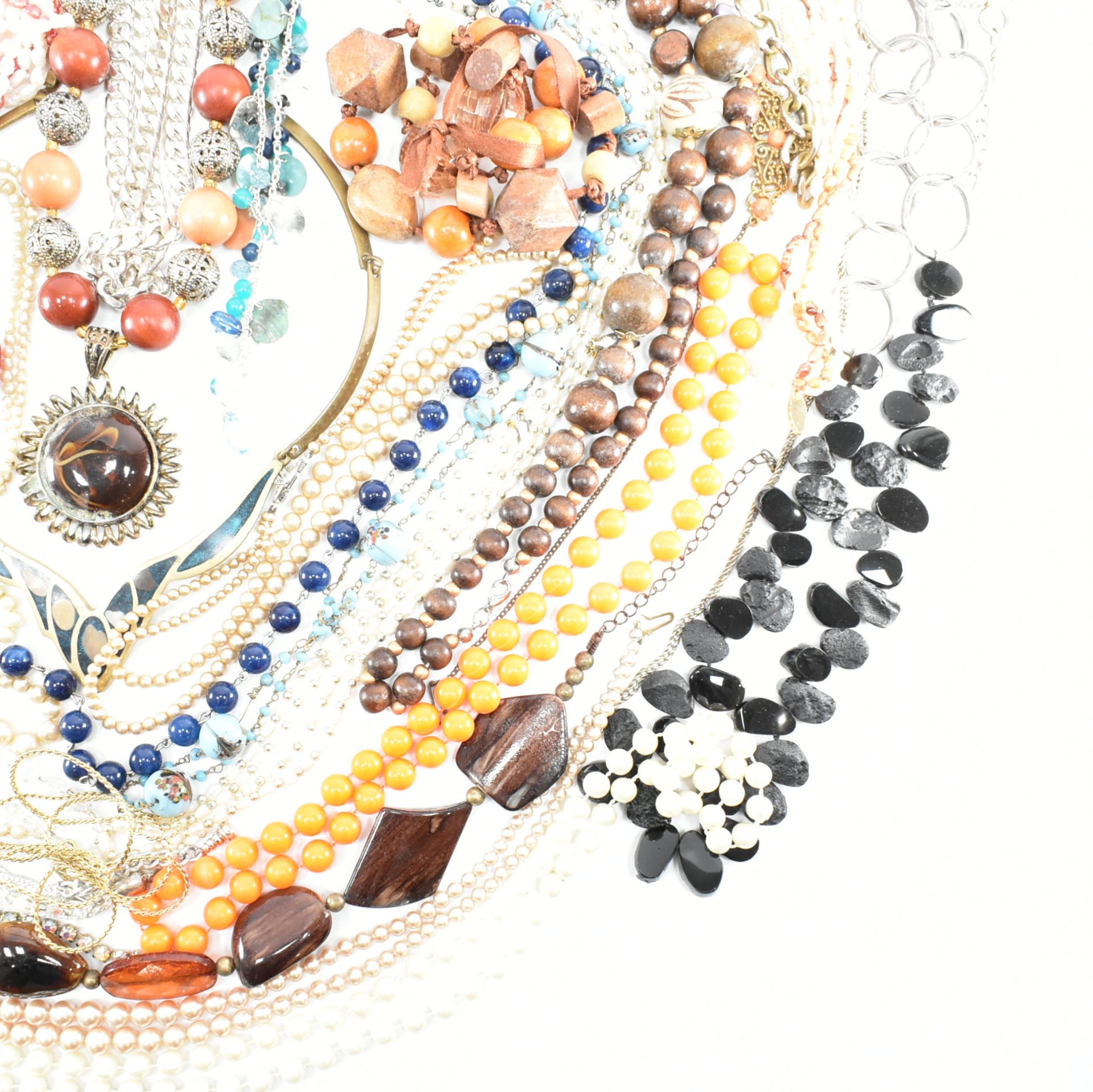 COLLECTION OF ASSORTED COSTUME JEWELLERY NECKLACES - Image 3 of 12