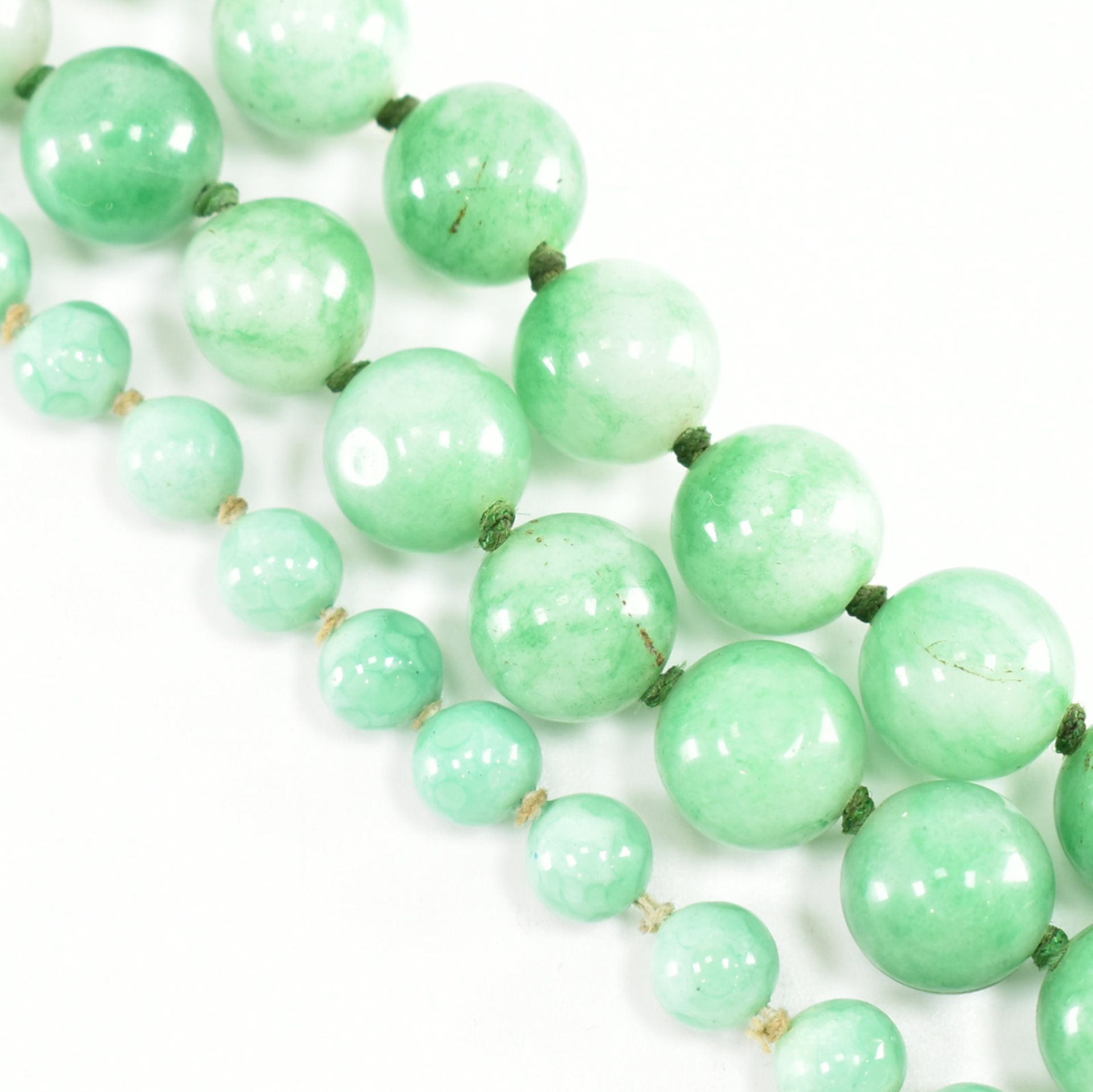 TWO VINTAGE STRINGS OF JADE & GREEN STONE BEADS - Image 2 of 4
