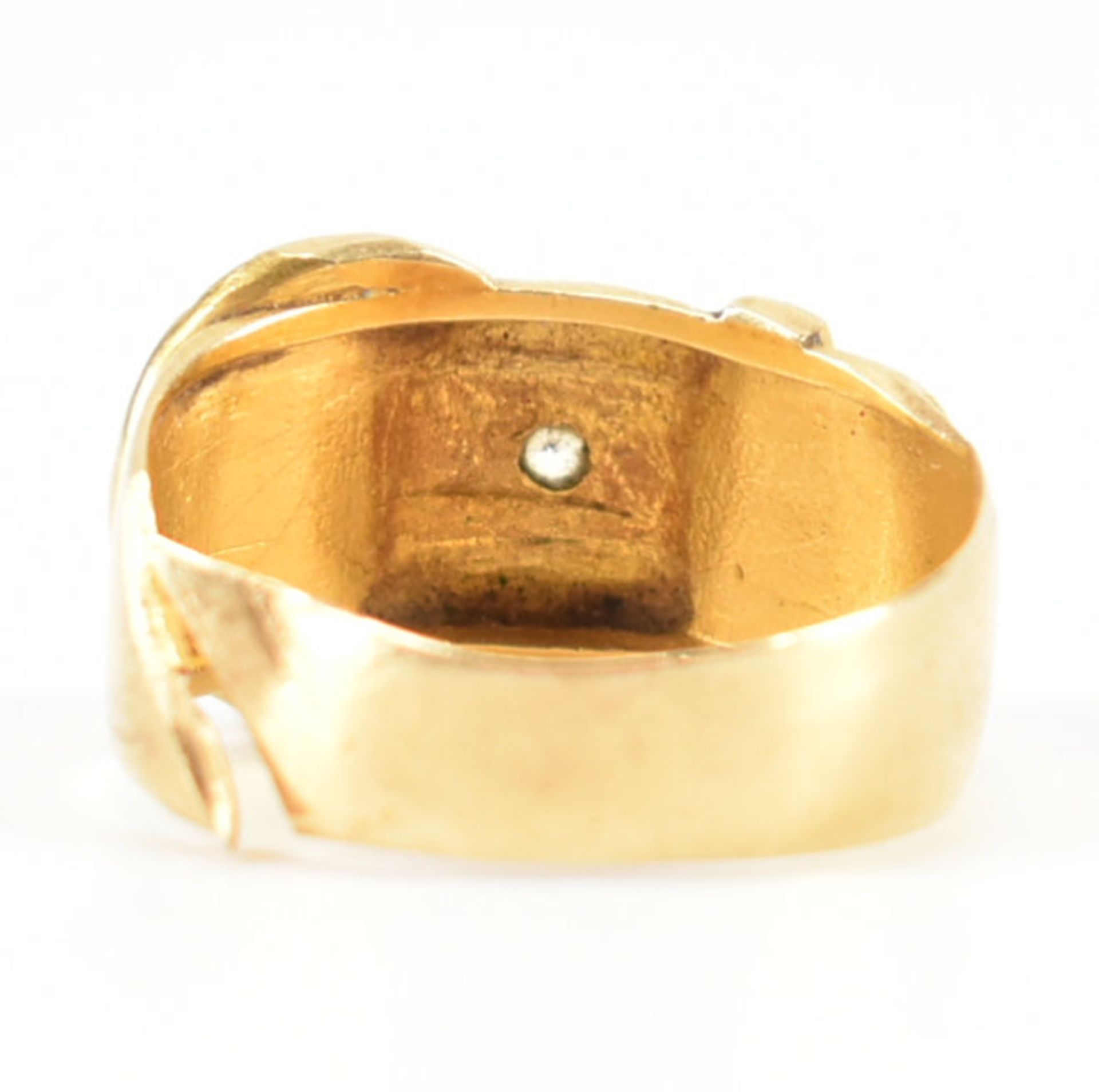 HALLMARKED 18CT GOLD & DIAMOND BUCKLE RING AF - Image 4 of 9