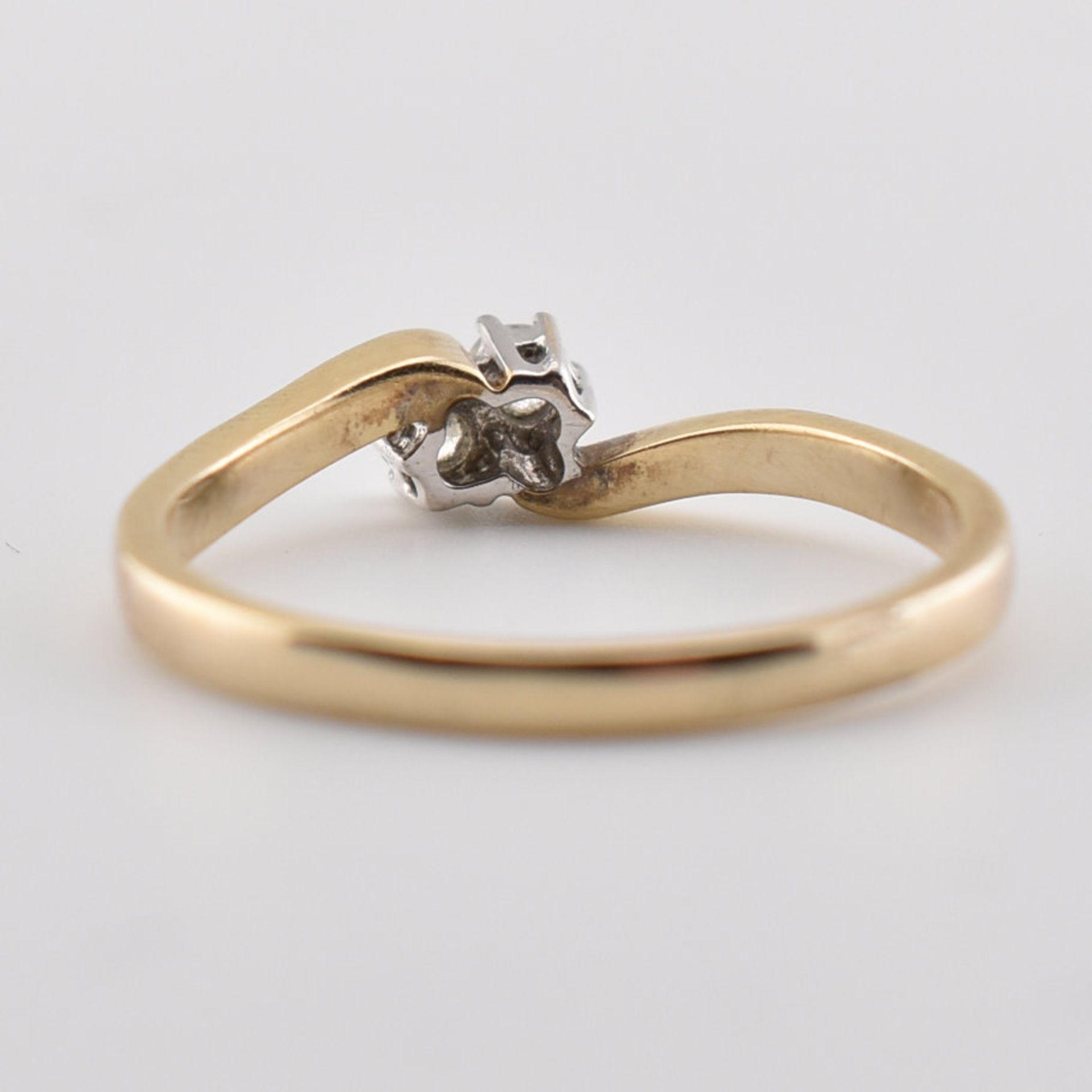 HALLMARKED 18CT GOLD & DIAMOND CROSSOVER RING - Image 5 of 5