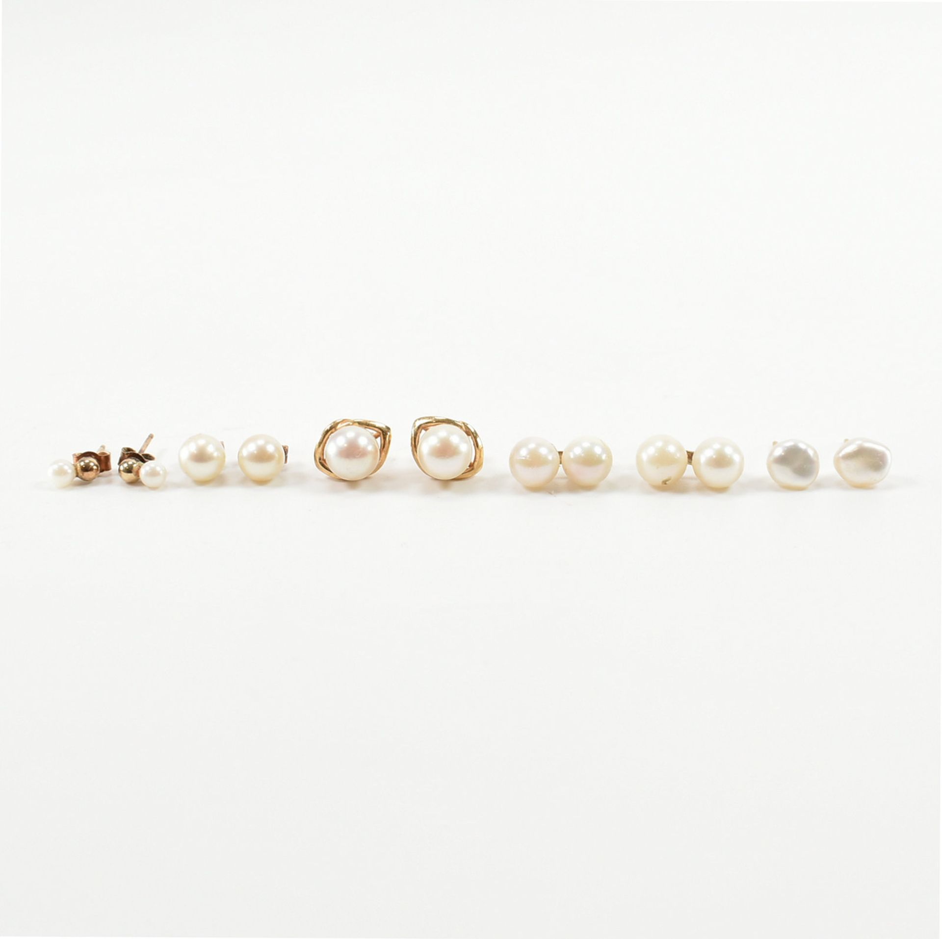 COLLECTION OF ASSORTED GOLD & PEARL STUD EARRINGS