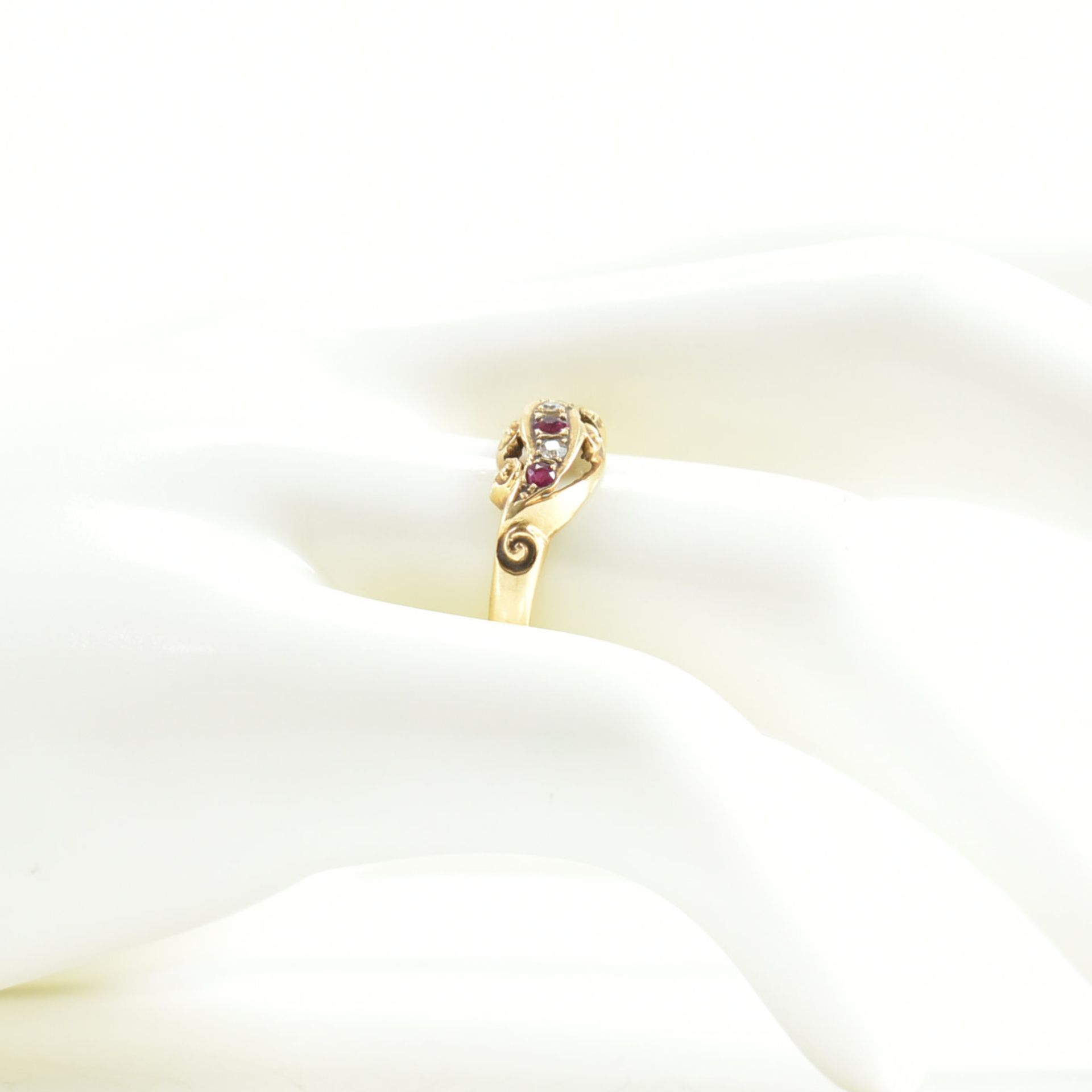 HALLMARKED 18CT GOLD SPINEL & DIAMOND RING - Bild 8 aus 8