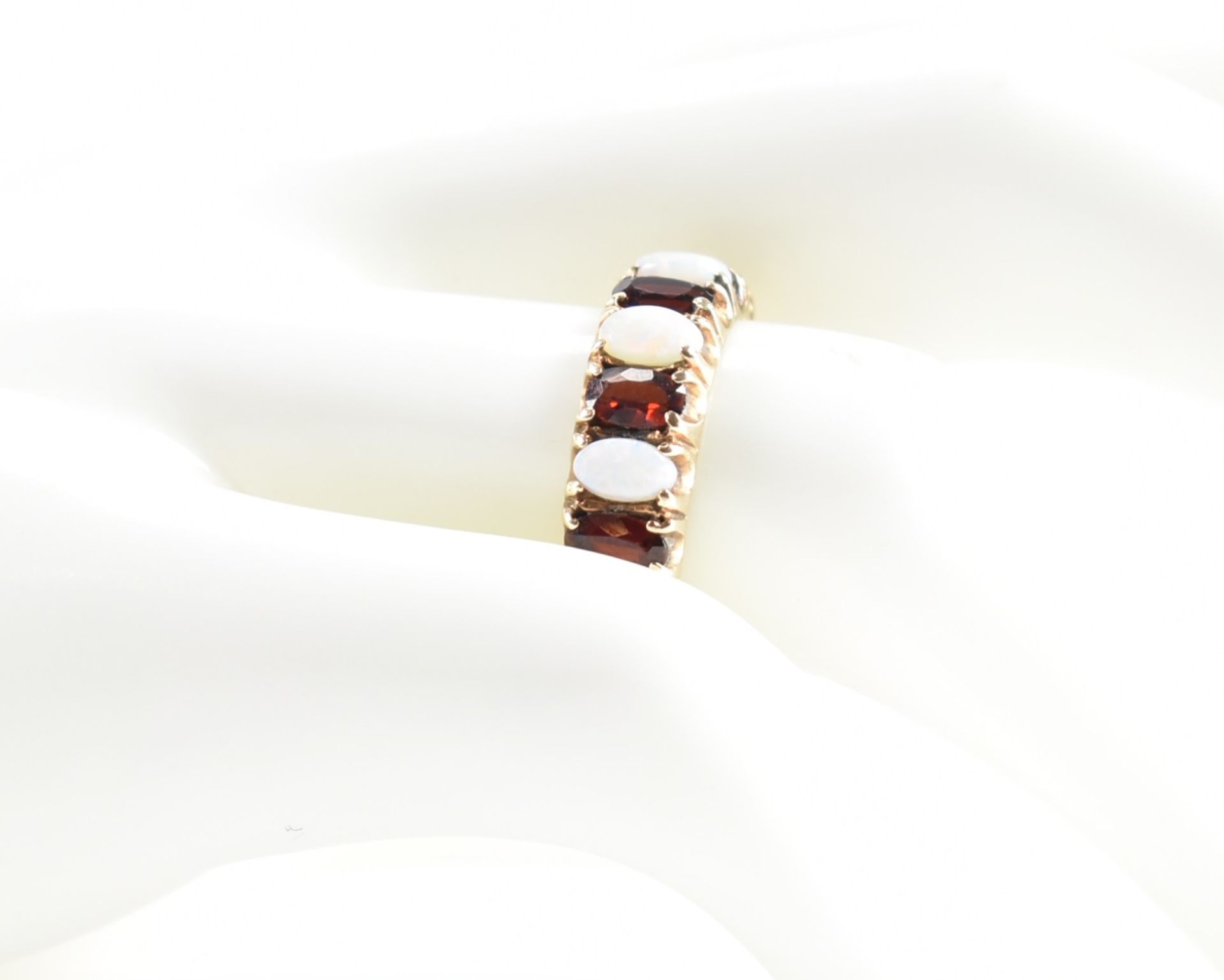 HALLMARKED 9CT GOLD OPAL & GARNET RING - Bild 8 aus 8