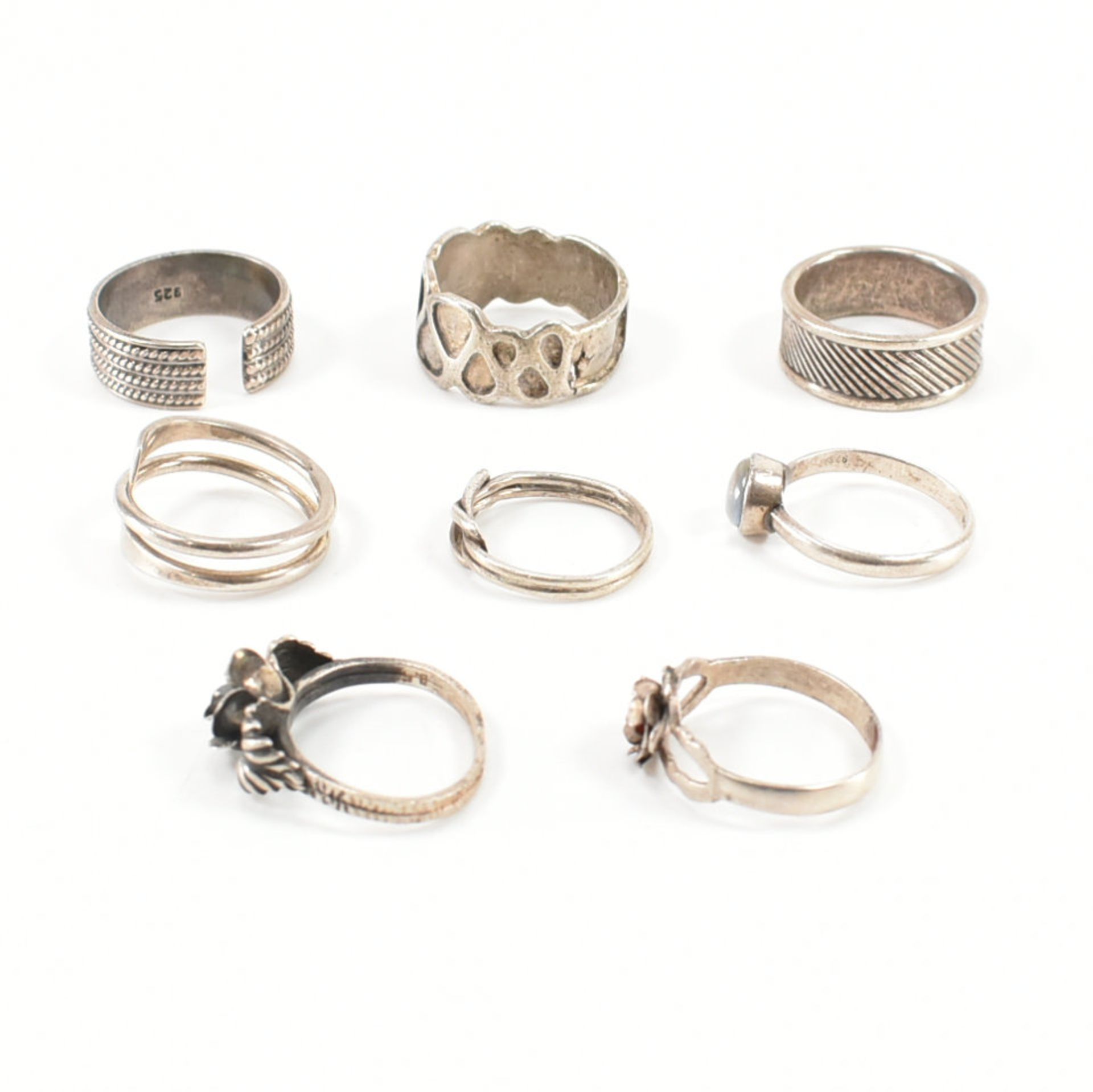 COLLECTION OF ASSORTED SILVER RINGS - Bild 3 aus 8