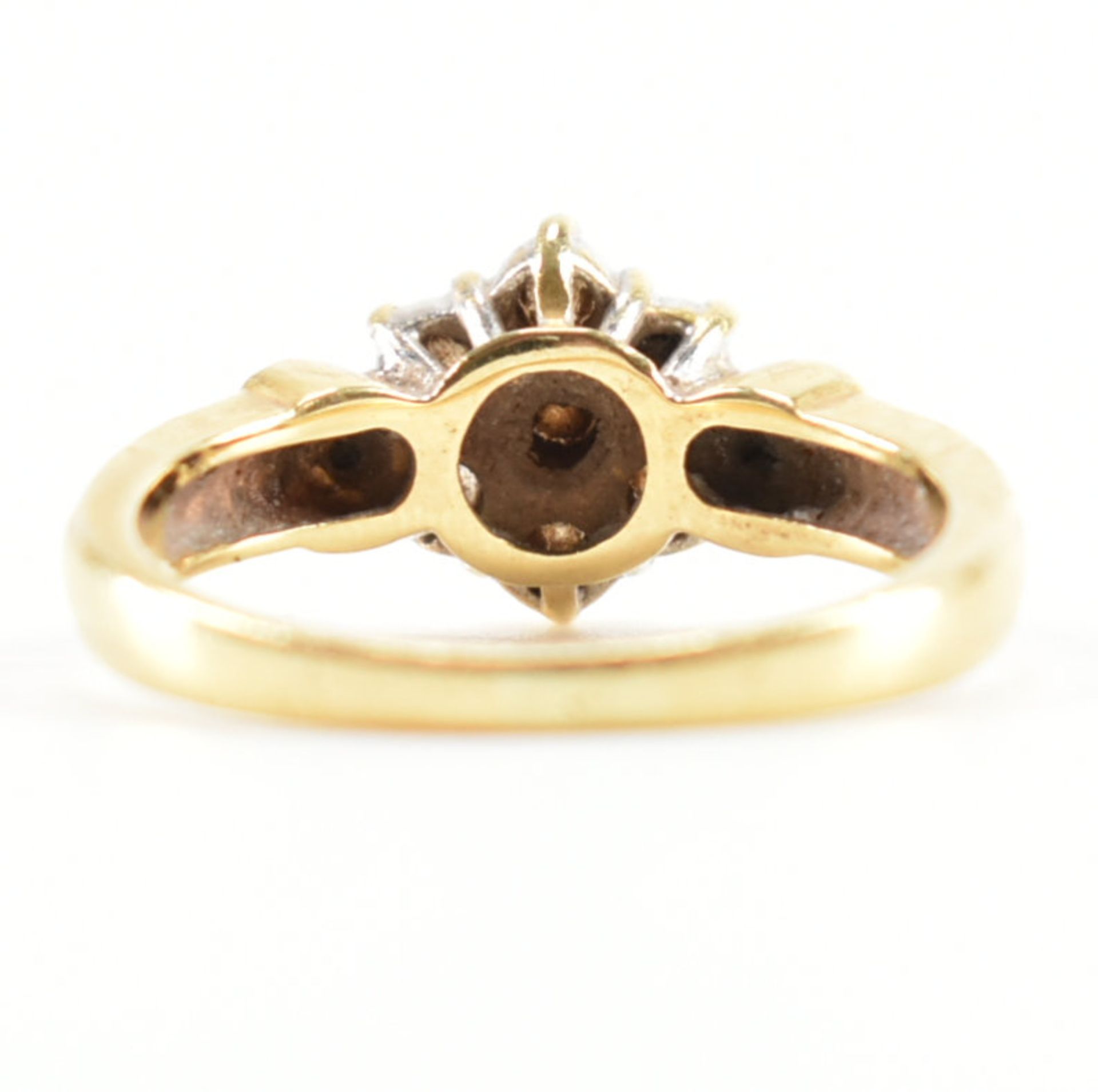 HALLMARKED 18CT GOLD & DIAMOND CLUSTER RING - Image 4 of 9