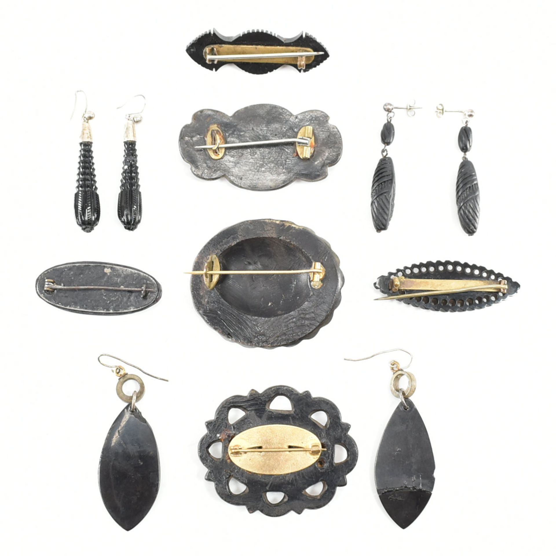 COLLECTION OF ASSORTED MOURNING JEWELLERY - Bild 2 aus 2