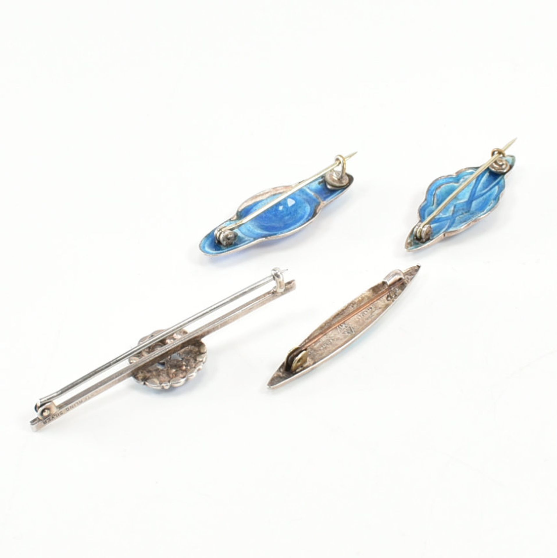 FOUR EARLY 20TH CENTURY SILVER & ENAMEL BROOCH PINS - Bild 5 aus 8