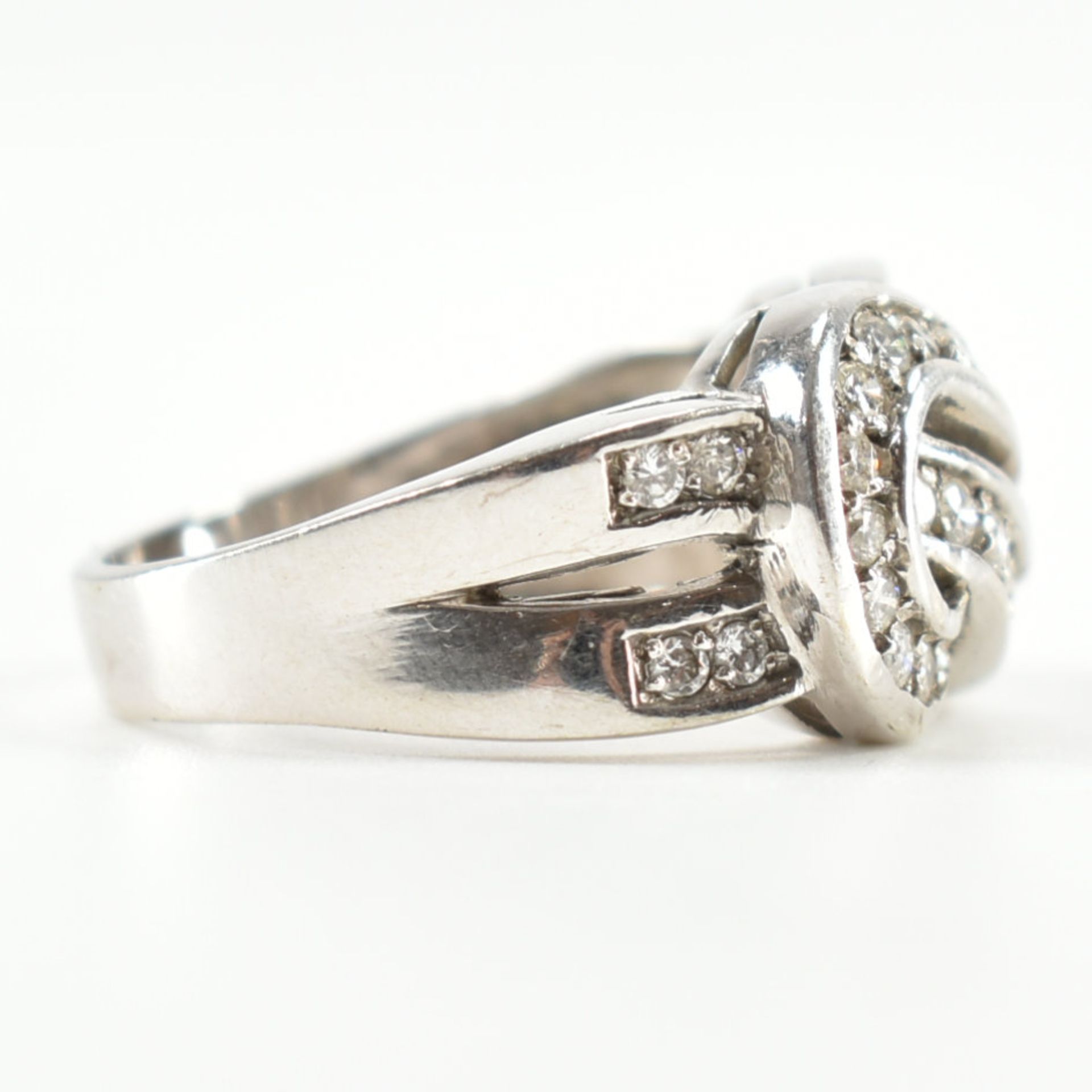 HALLMARKED 9CT WHITE GOLD & DIAMOND KNOT RING - Image 5 of 8