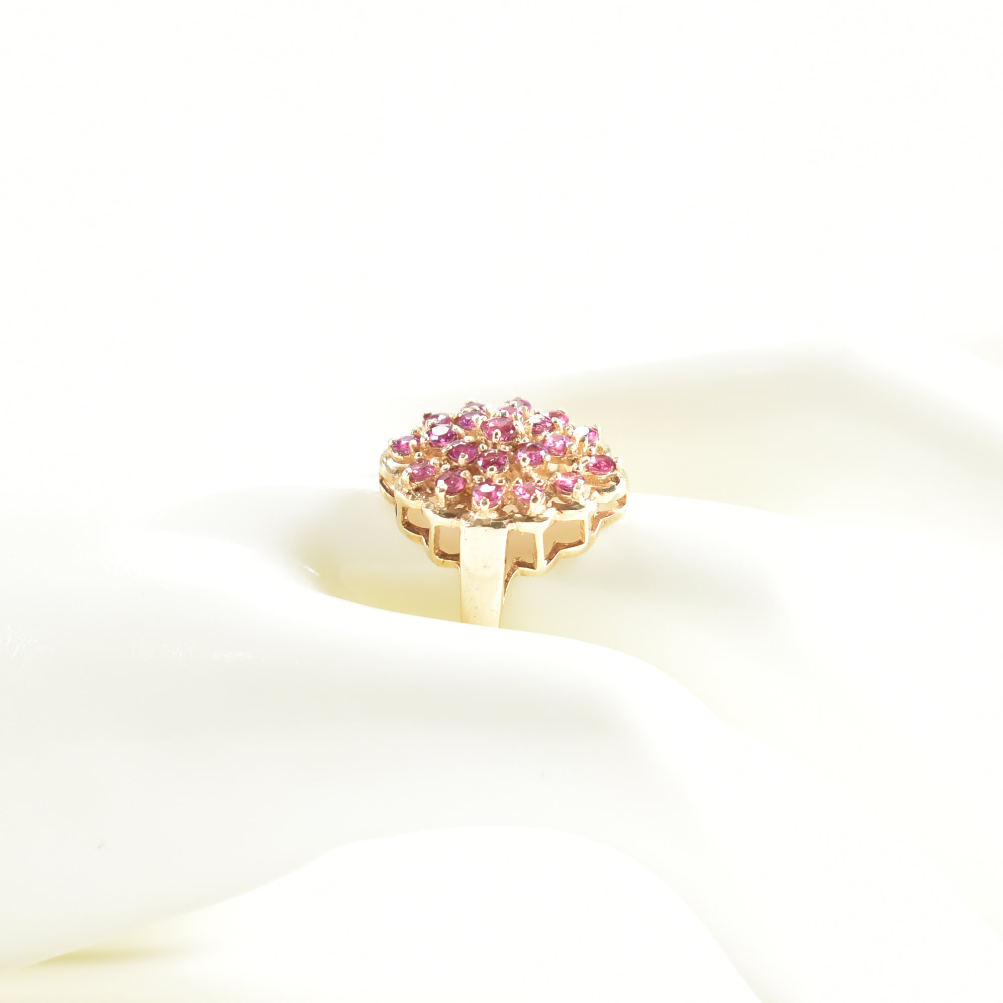 HALLMARKED 9CT GOLD & RED STONE CLUSTER RING - Image 9 of 9