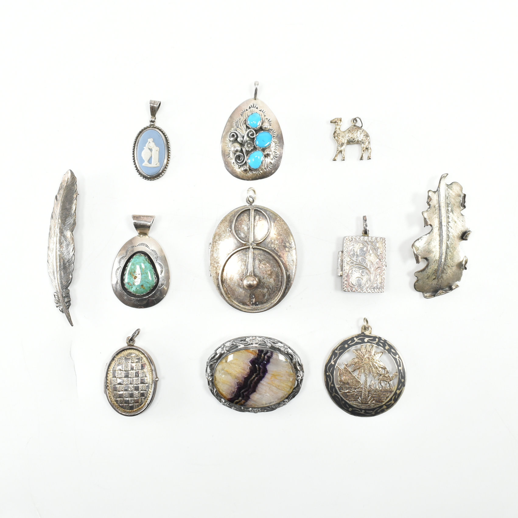 COLLECTION OF ASSORTED SILVER NECKLACE PENDANTS & BROOCH PINS - Image 2 of 9