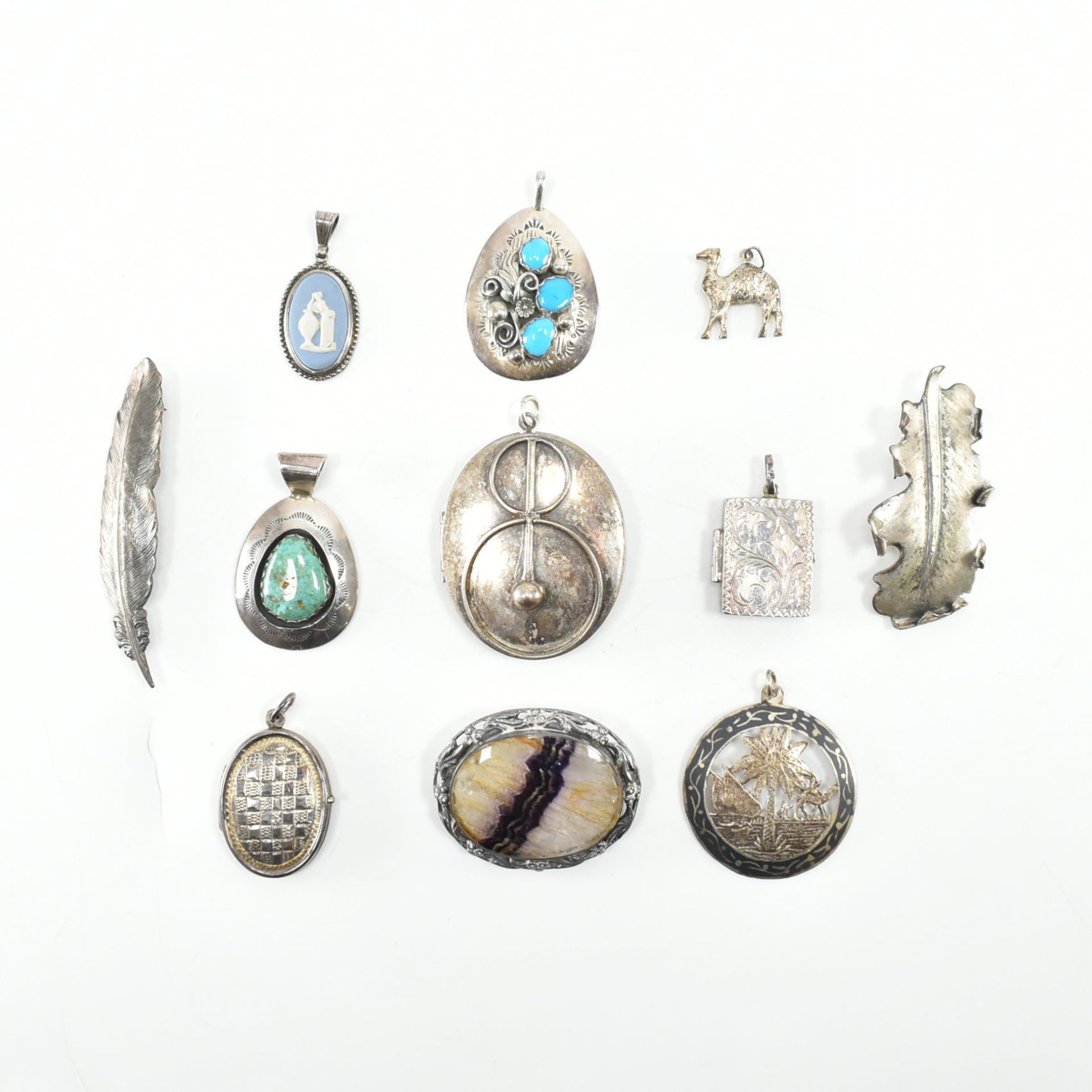 COLLECTION OF ASSORTED SILVER NECKLACE PENDANTS & BROOCH PINS - Bild 2 aus 9