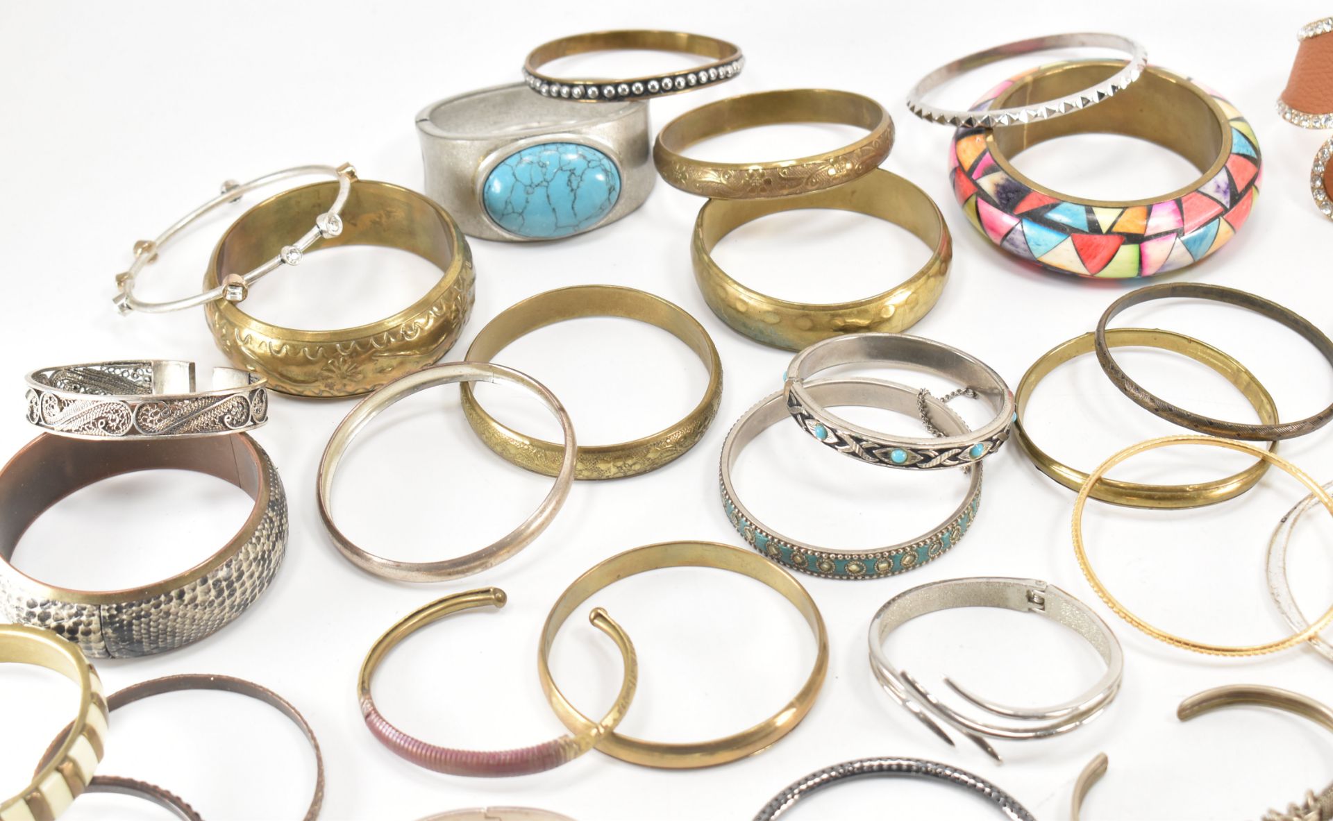 COLLECTION OF ASSORTED BANGLE BRACELETS - Bild 3 aus 7