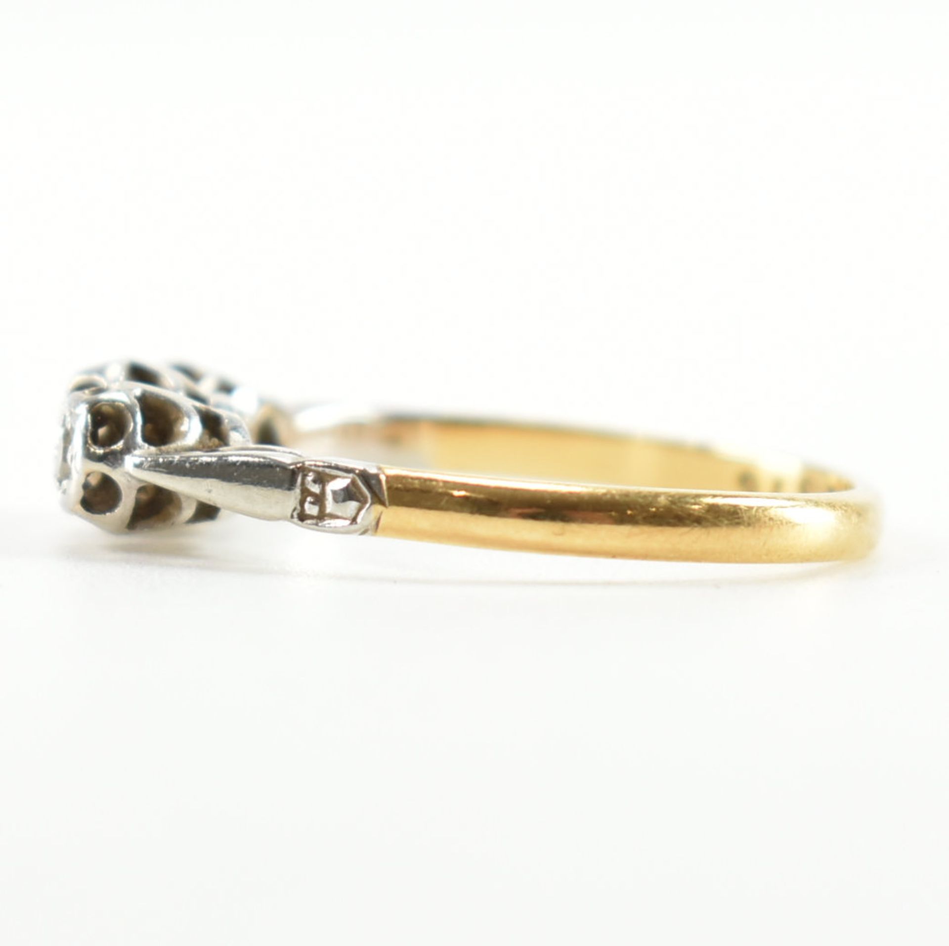 VINTAGE 18CT GOLD & DIAMOND 3 STONE RING - Image 3 of 9