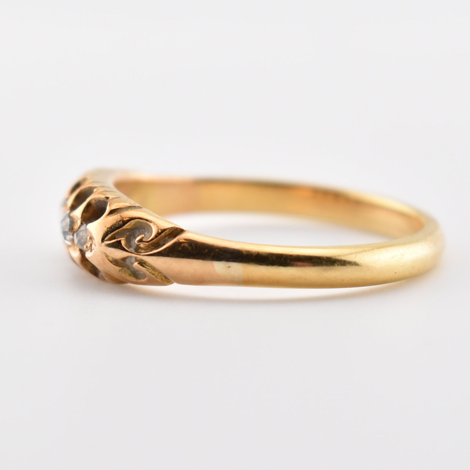 18CT GOLD & DIAMOND FIVE STONE RING - Image 4 of 6